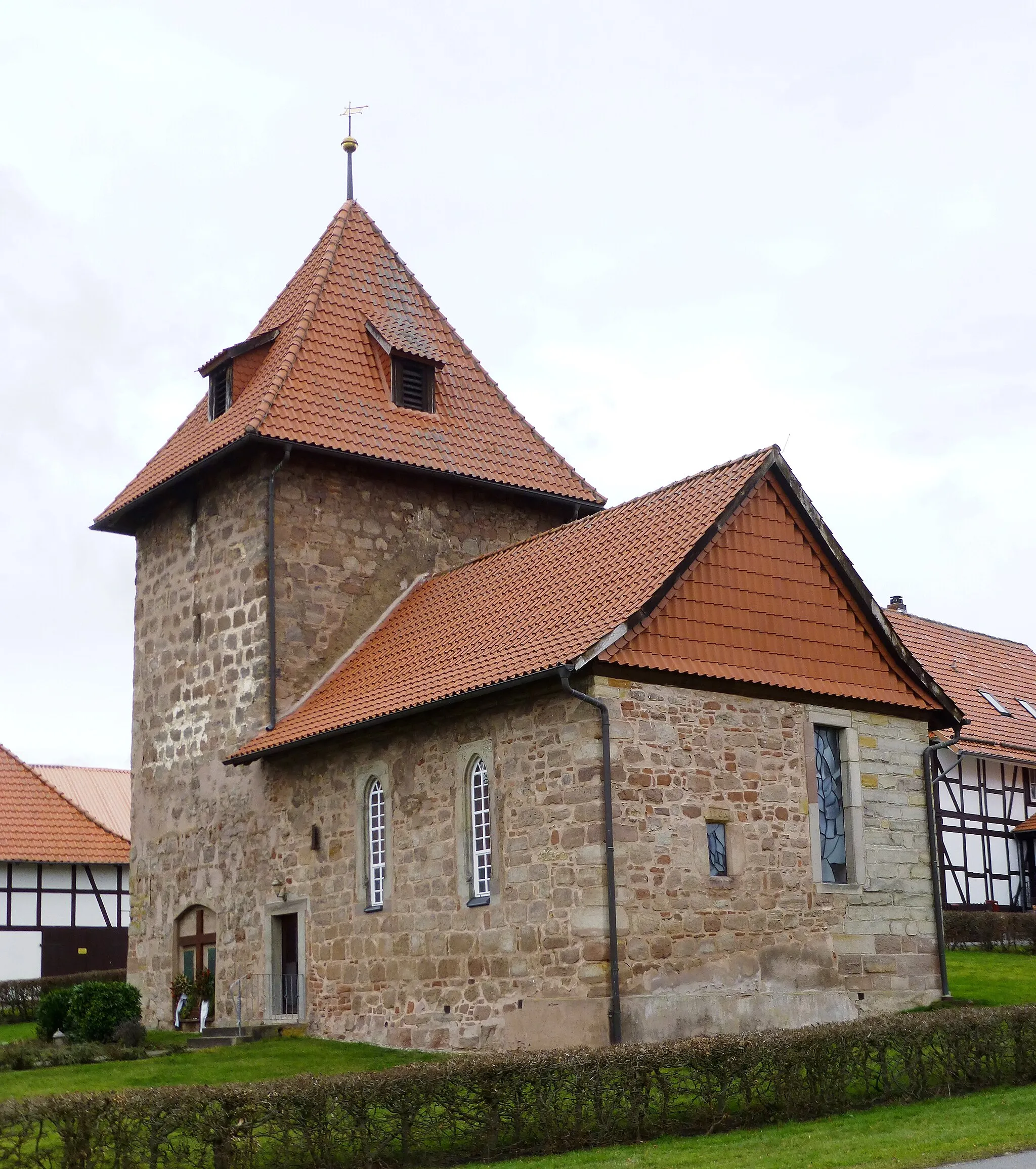 Photo showing: Ev.-luth. Kapelle in Falkenhagen, Gemeinde Landolfshausen, Landkreis Göttingen, Südniedersachsen. Das Gebäude hat zahlreiche einschneidende bauliche Veränderungen erfahren. Mittelalterlicher Wehrturm. Datierungen an den Seitenfenstern des Schiffes: 1598 , weitere Datierungen 1764 und 1806.