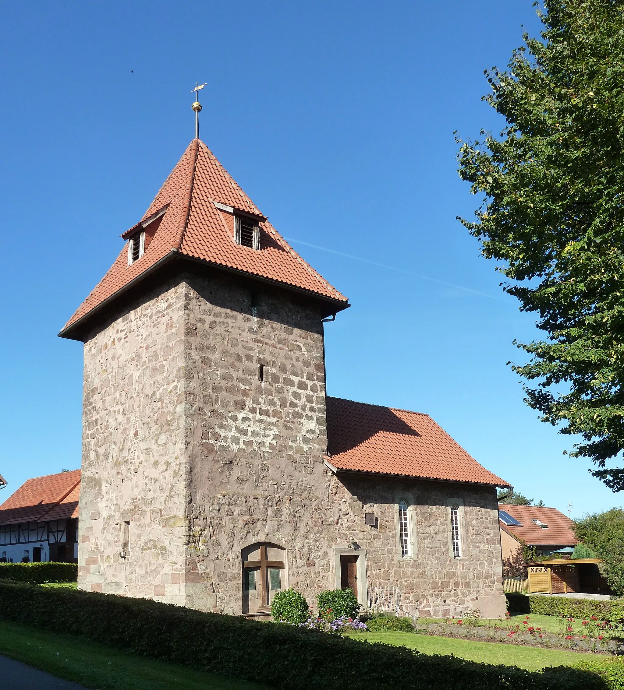 Photo showing: Ev.-luth. Kapelle in Falkenhagen, Gemeinde Landolfshausen, Landkreis Göttingen, Südniedersachsen. Das Gebäude hat zahlreiche einschneidende bauliche Veränderungen erfahren. Mittelalterlicher Wehrturm. Datierungen an den Seitenfenstern des Schiffes: 1598 , weitere Datierungen 1764 und 1806.