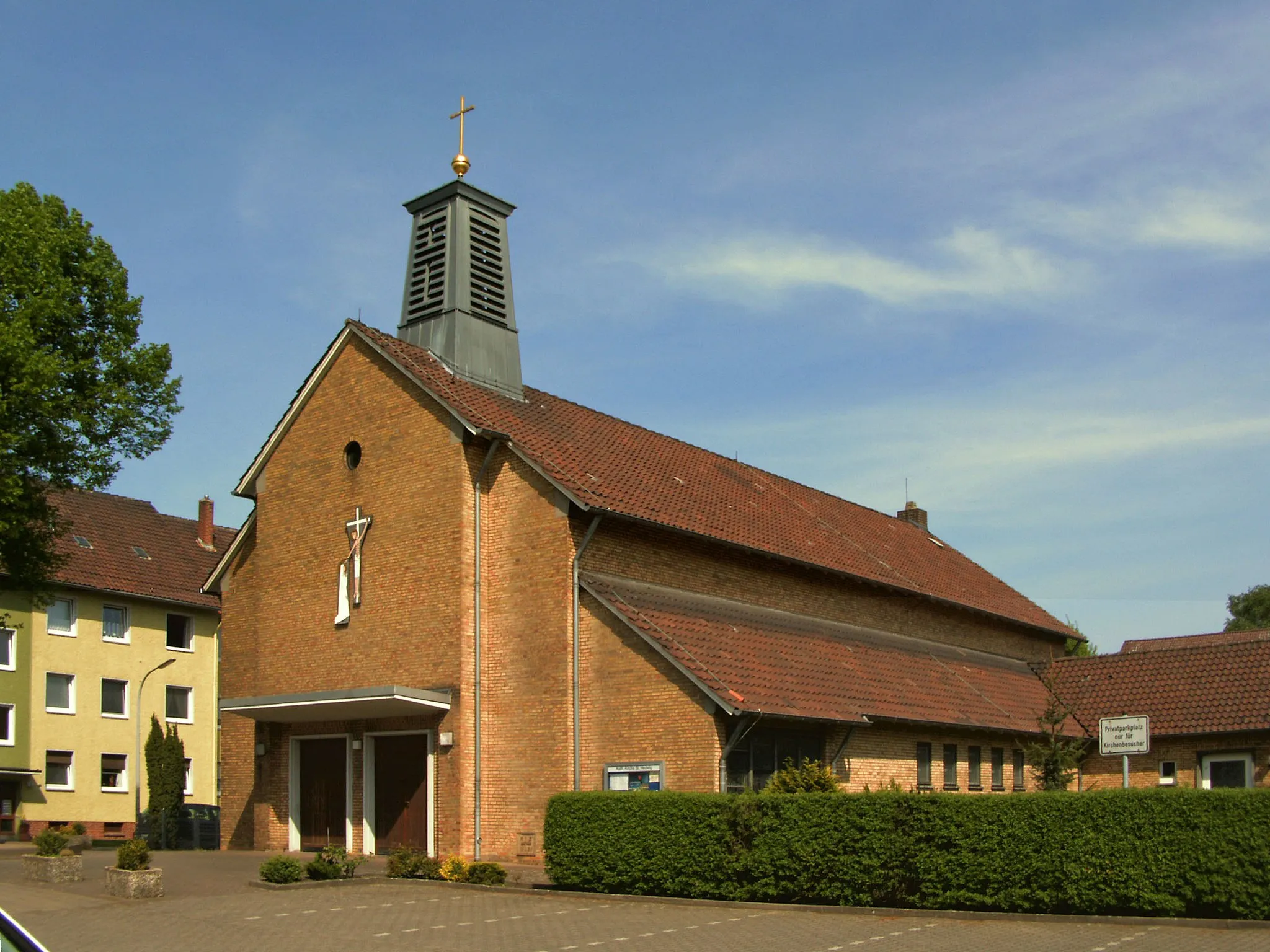 Photo showing: Katholische Kirche St. Hedwig in Braunschweig, Stadtteil Rüningen