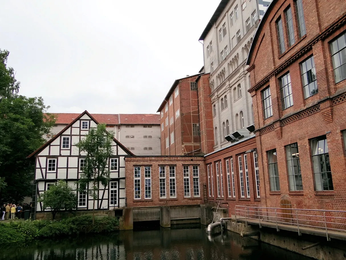 Photo showing: Mühlengelände von Norden mit Alter Mühle, dem Mühlengraben und einem Ensemble von bauten aus den letzten hundert Jahren.