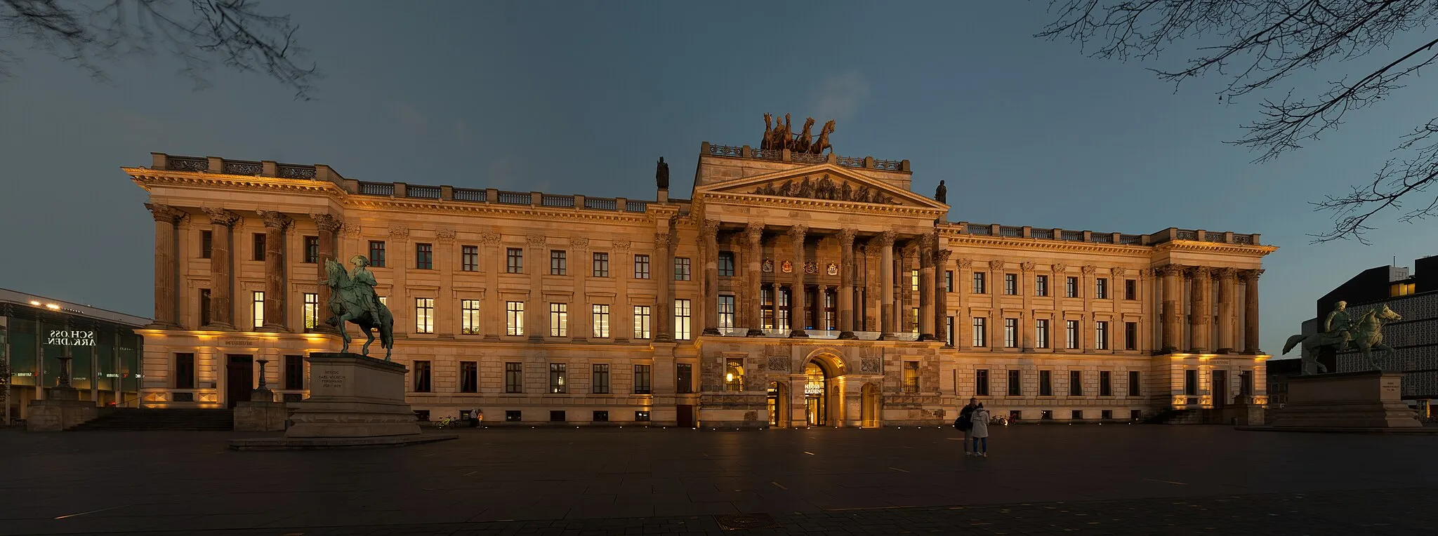 Photo showing: Front of the rebuilt 'Brunswick Palace', hiding a mall in the evening light.