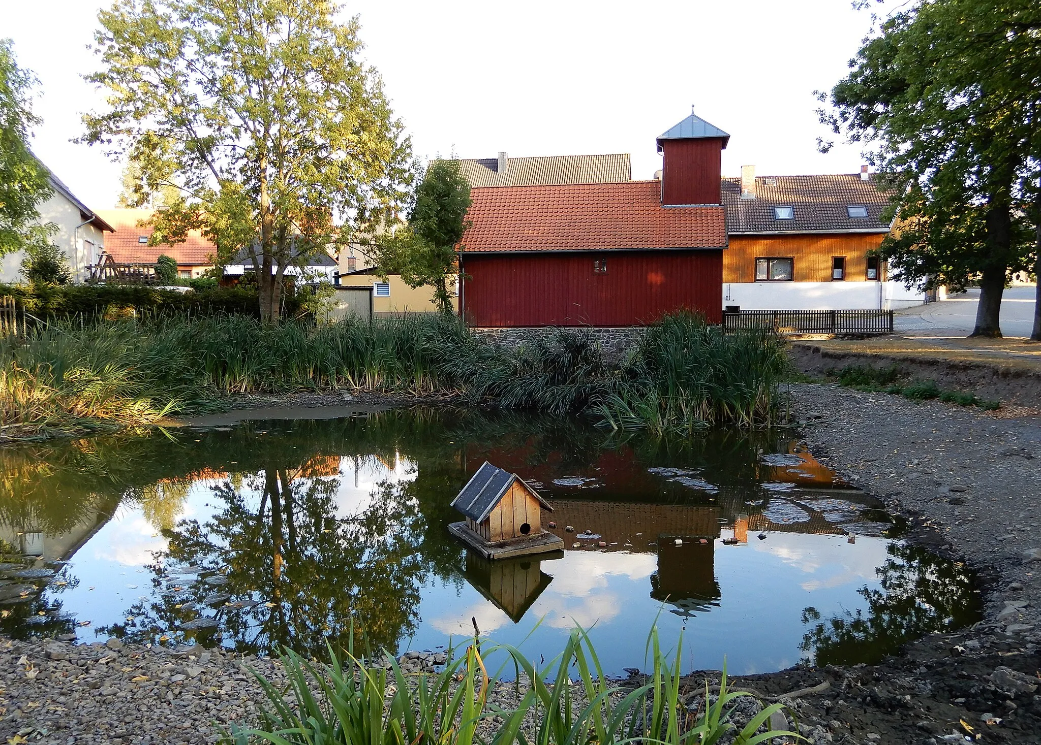 Photo showing: Dorfteich und altes Gerätehaus