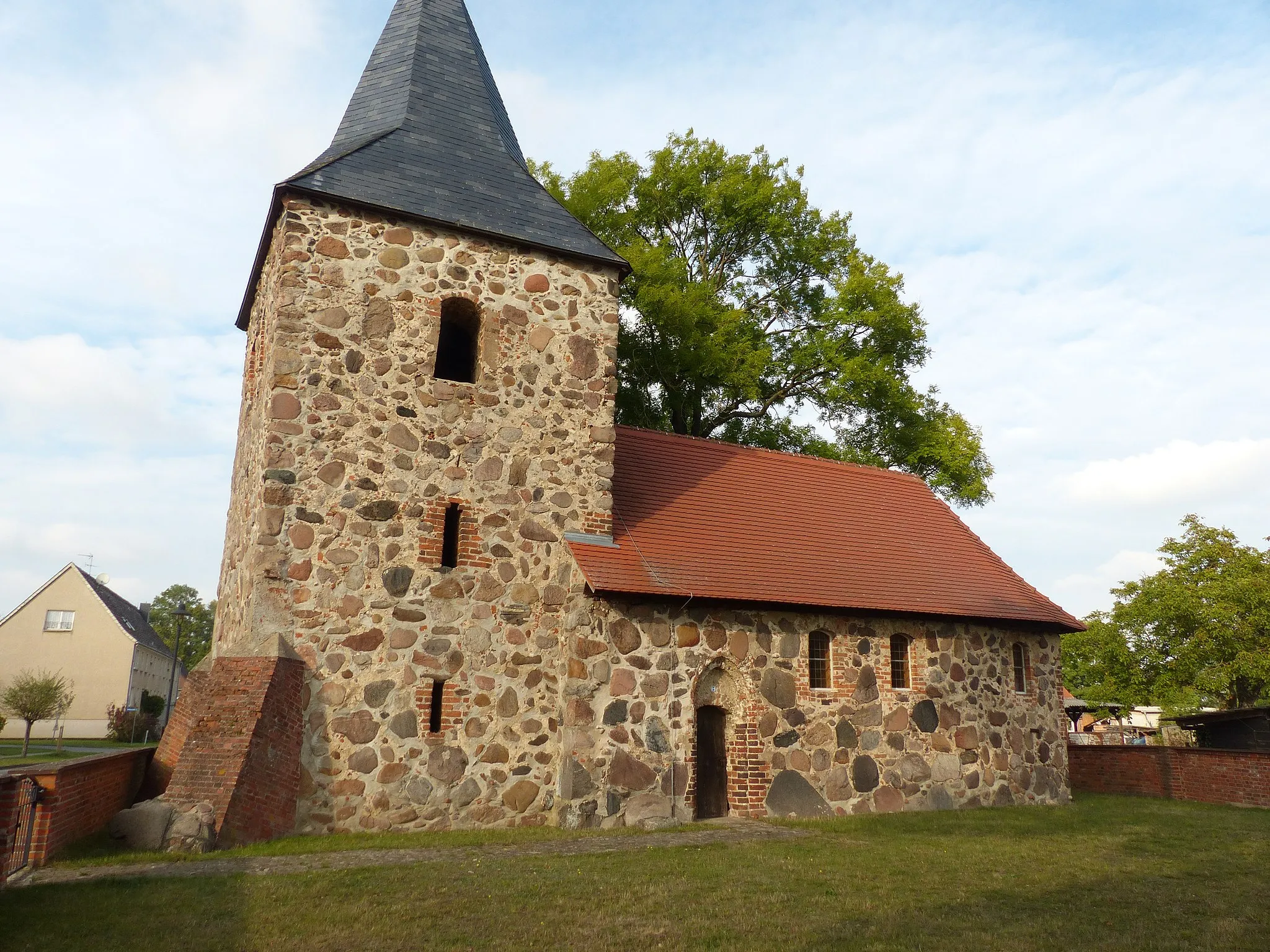Photo showing: Dorfkirche in Bonese, spätgotischer Feldsteinbau mit Backsteingliederungen