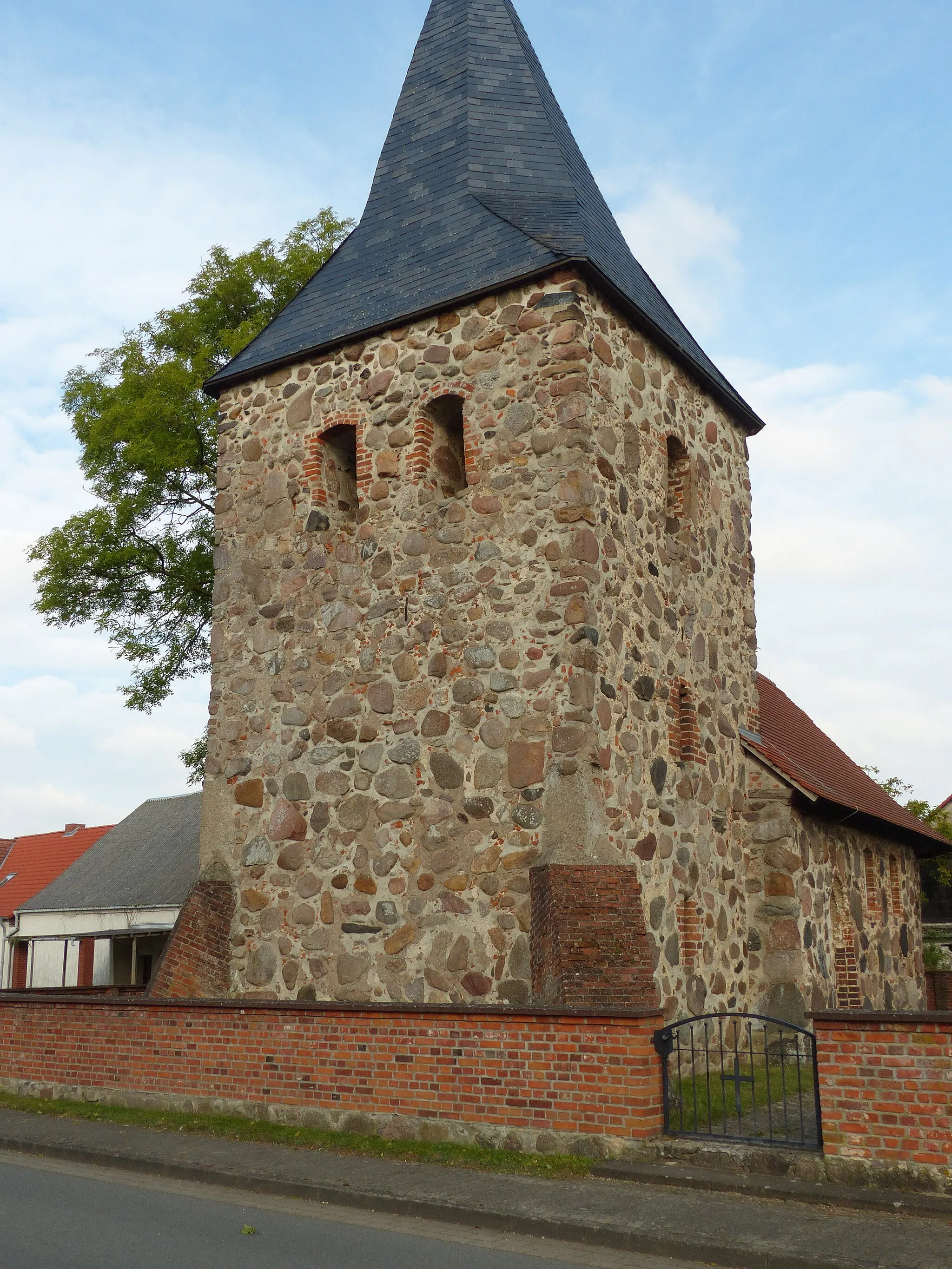 Photo showing: Dorfkirche in Bonese, spätgotischer feldsteinbau mit Backsteingliederungen