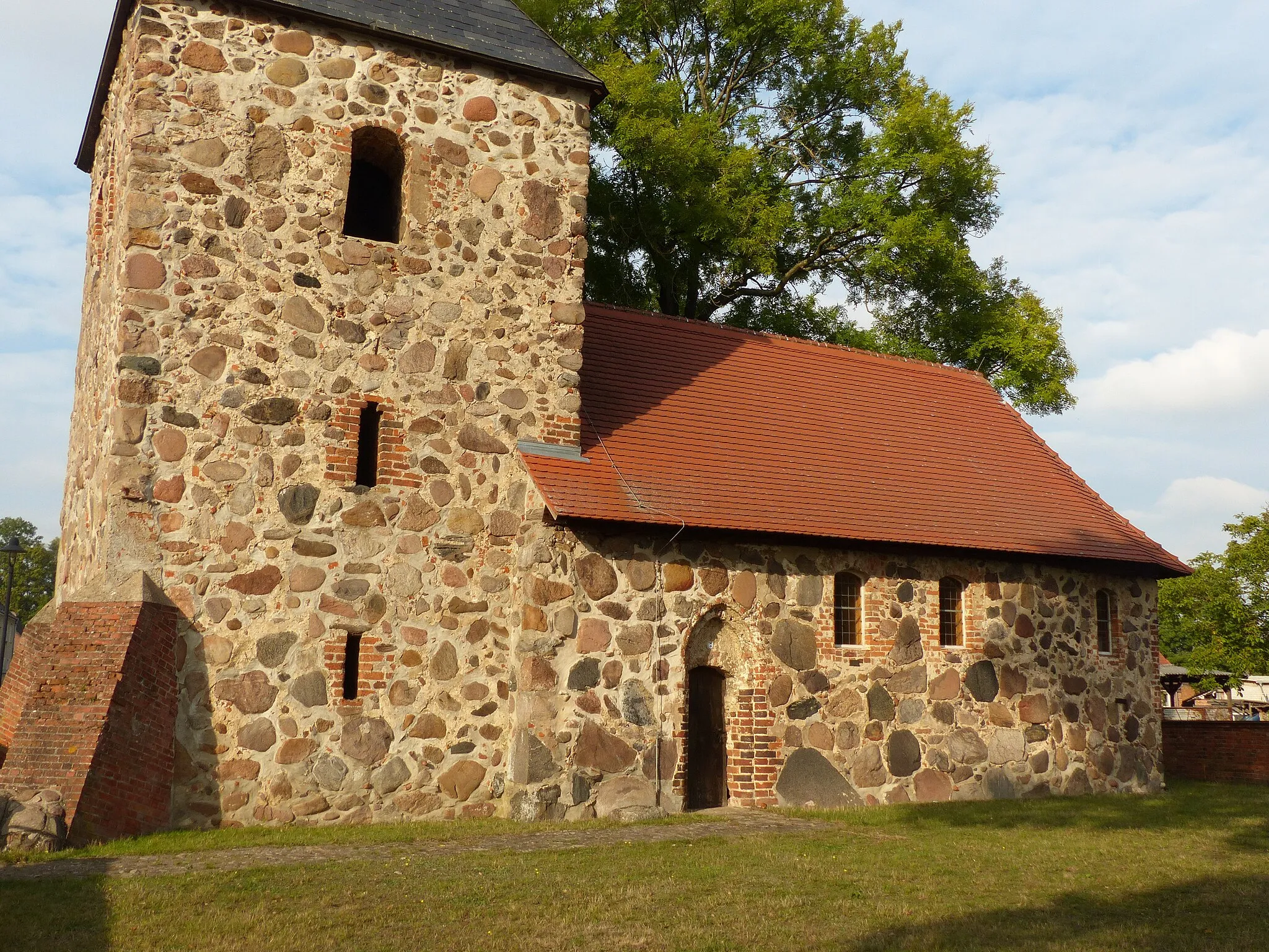 Photo showing: Dorfkirche in Bonese, spätgotischer feldsteinbau mit Backsteingliederungen
