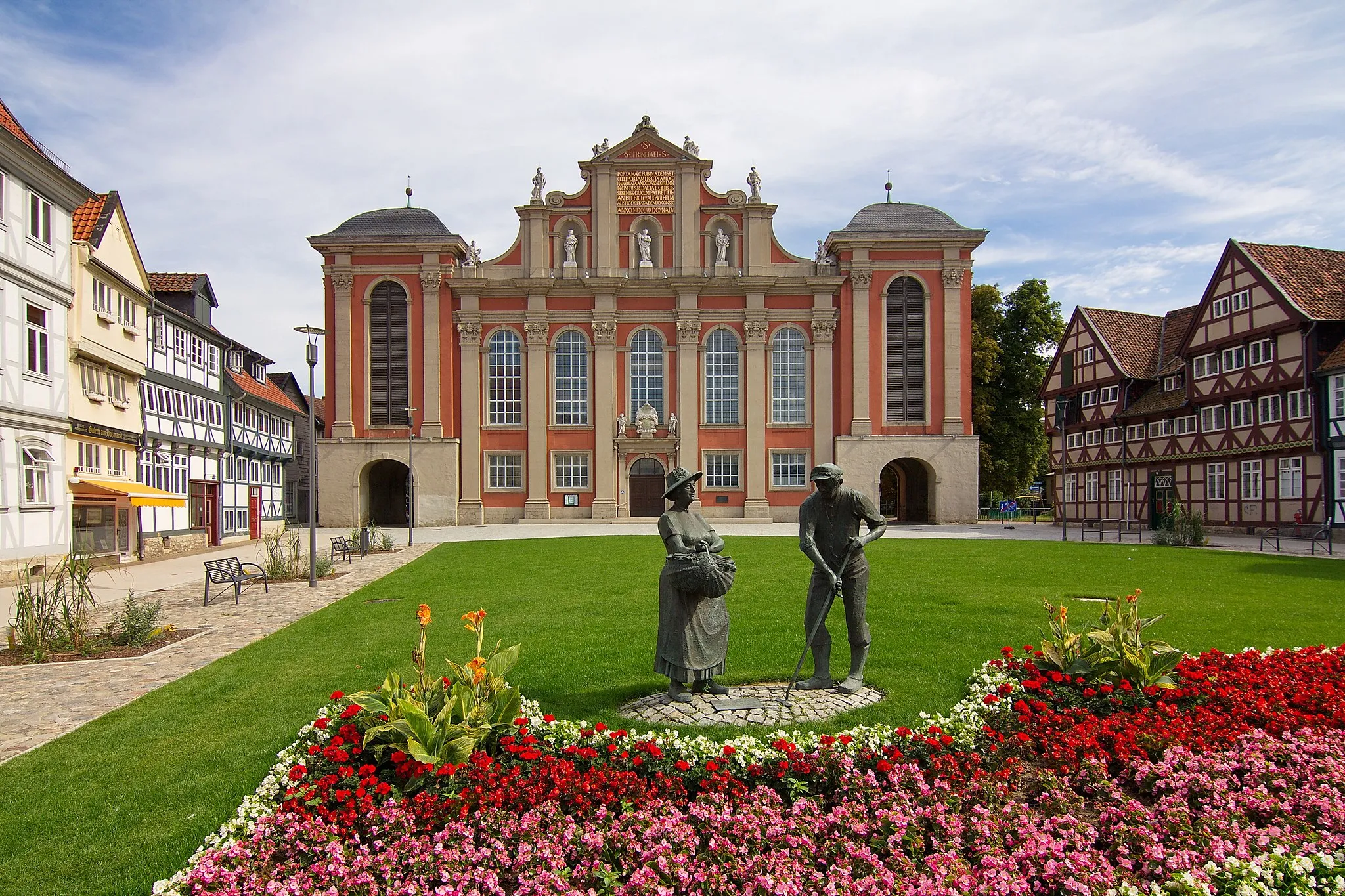 Photo showing: Die 1719 geweihte heutige St.-Trinitatiskirche wurde am Standort der Vorgängerkirche errichtet. Ursprünglich befand sich hier das 1578 fertiggestellte Kaisertor.