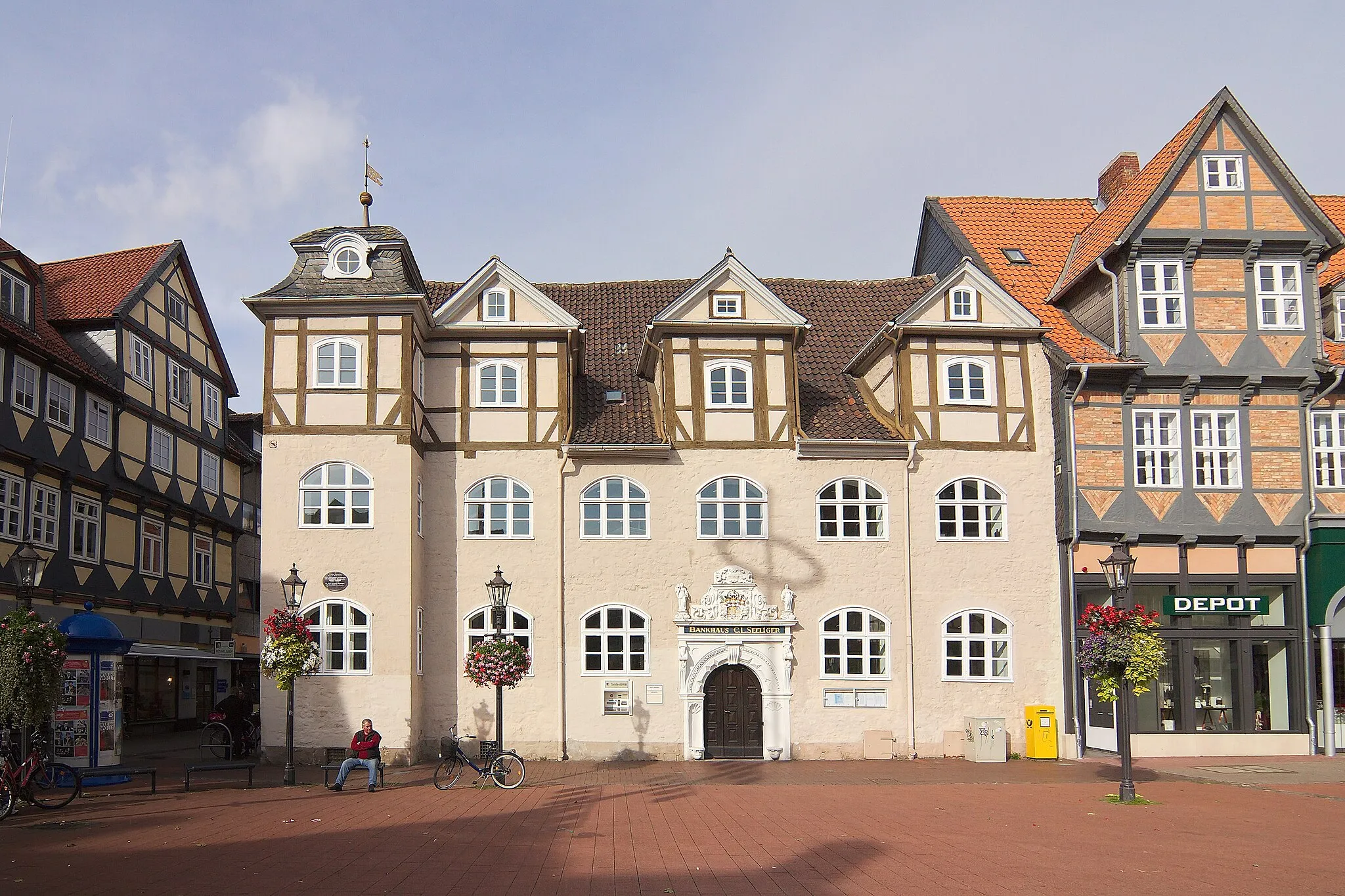 Photo showing: Ortsblick in Wolfenbüttel, Niedersachsen, Deutschland auf das Bankhaus C. L. Seeliger von 1794 an der Langen Herzogstra0e 63 / Stadtmarkt