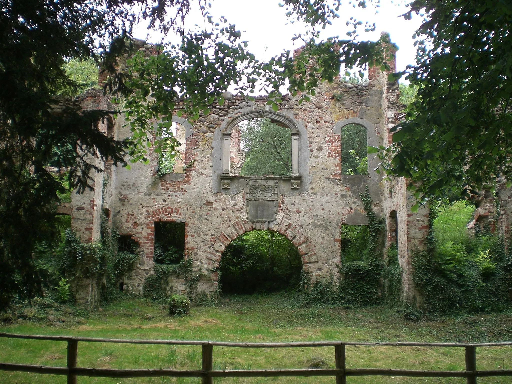 Photo showing: Ruine des Neuen Schlosses von Tylsen, das eines der prächtigsten Schlösser der Altmark gewesen war