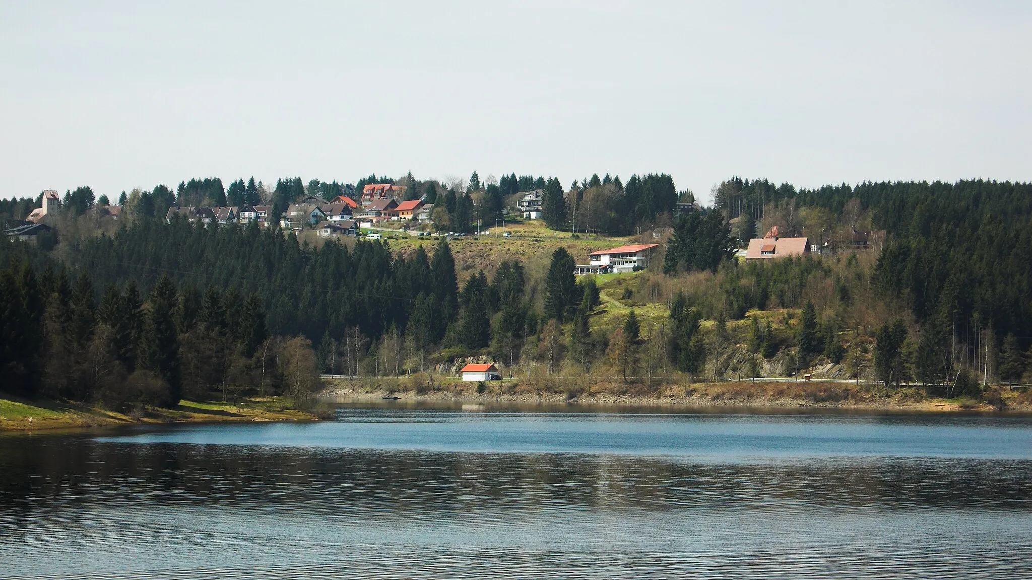 Photo showing: Blick von der Okertalsperre (Weißwasserbrücke) nach Schulenberg