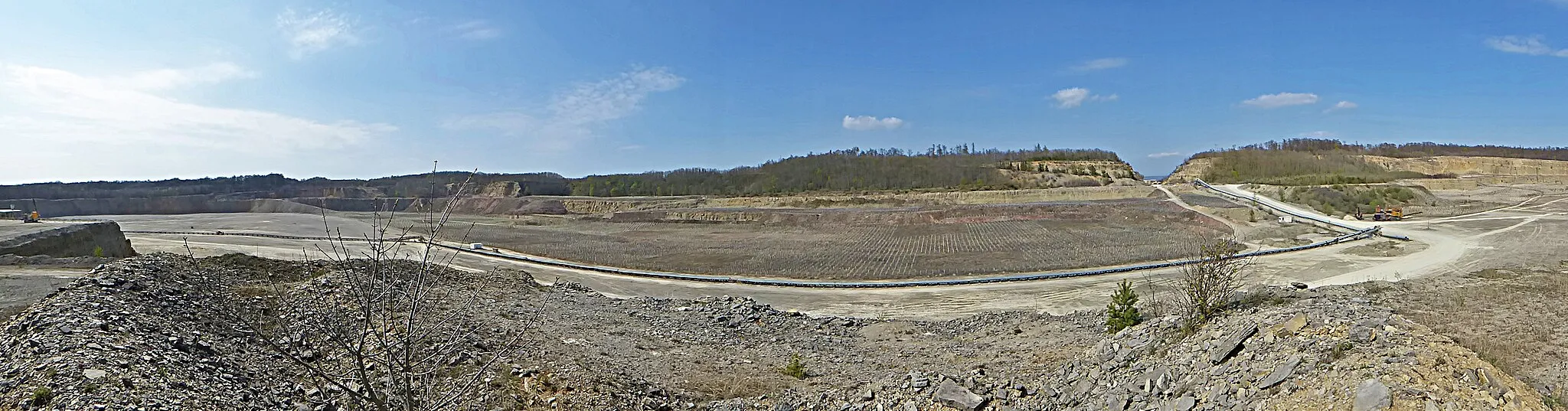 Photo showing: Tagebau des Zementwerkes Deuna von Süden (im Hintergrund Aufforstung der Grube