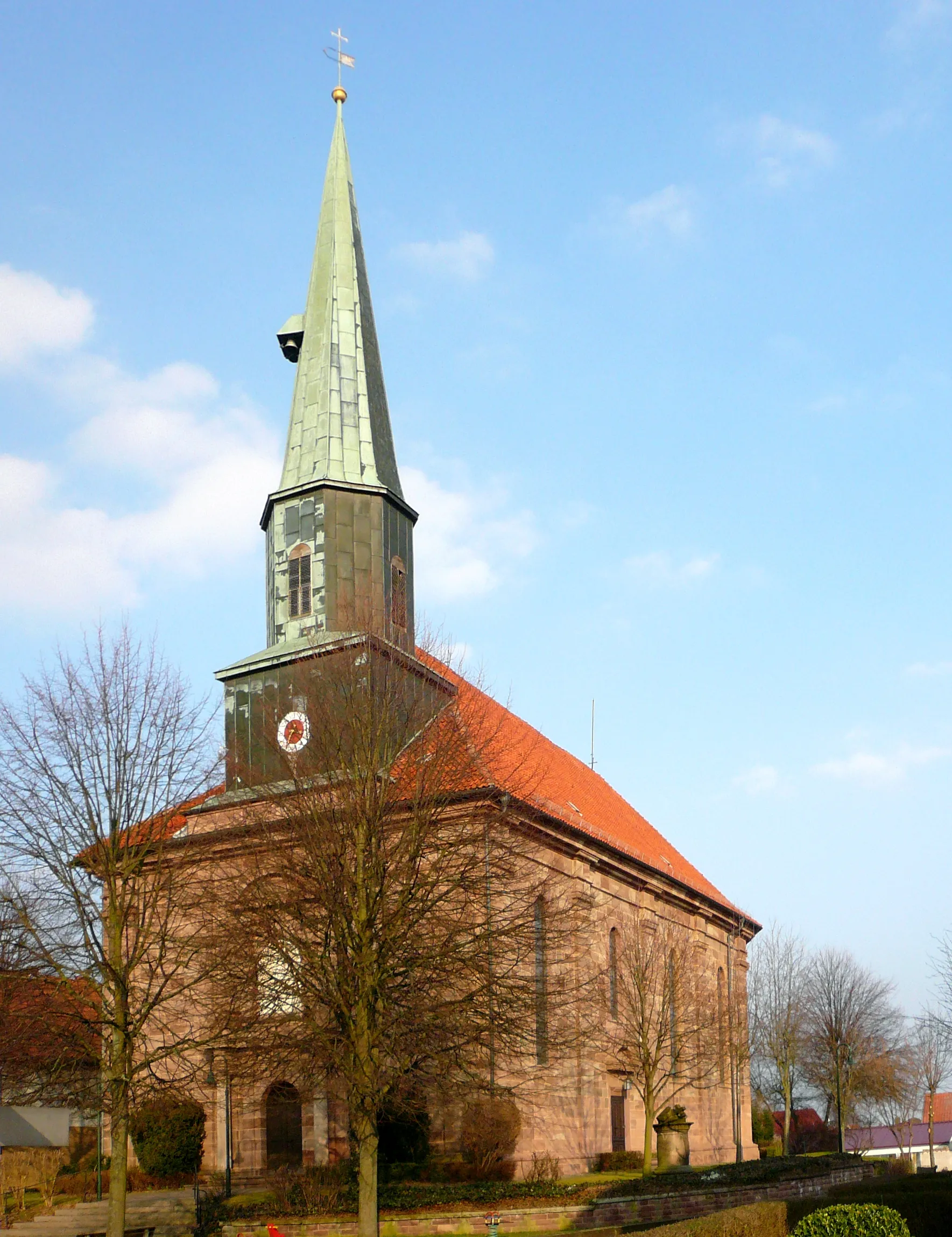 Photo showing: Katholische Kirche St. Georg in Wollbrandshausen, erbaut 1796. Klassizistisch, aus Rotsandsteinquadern mit Relief des Hl. Georg über dem Westportal.