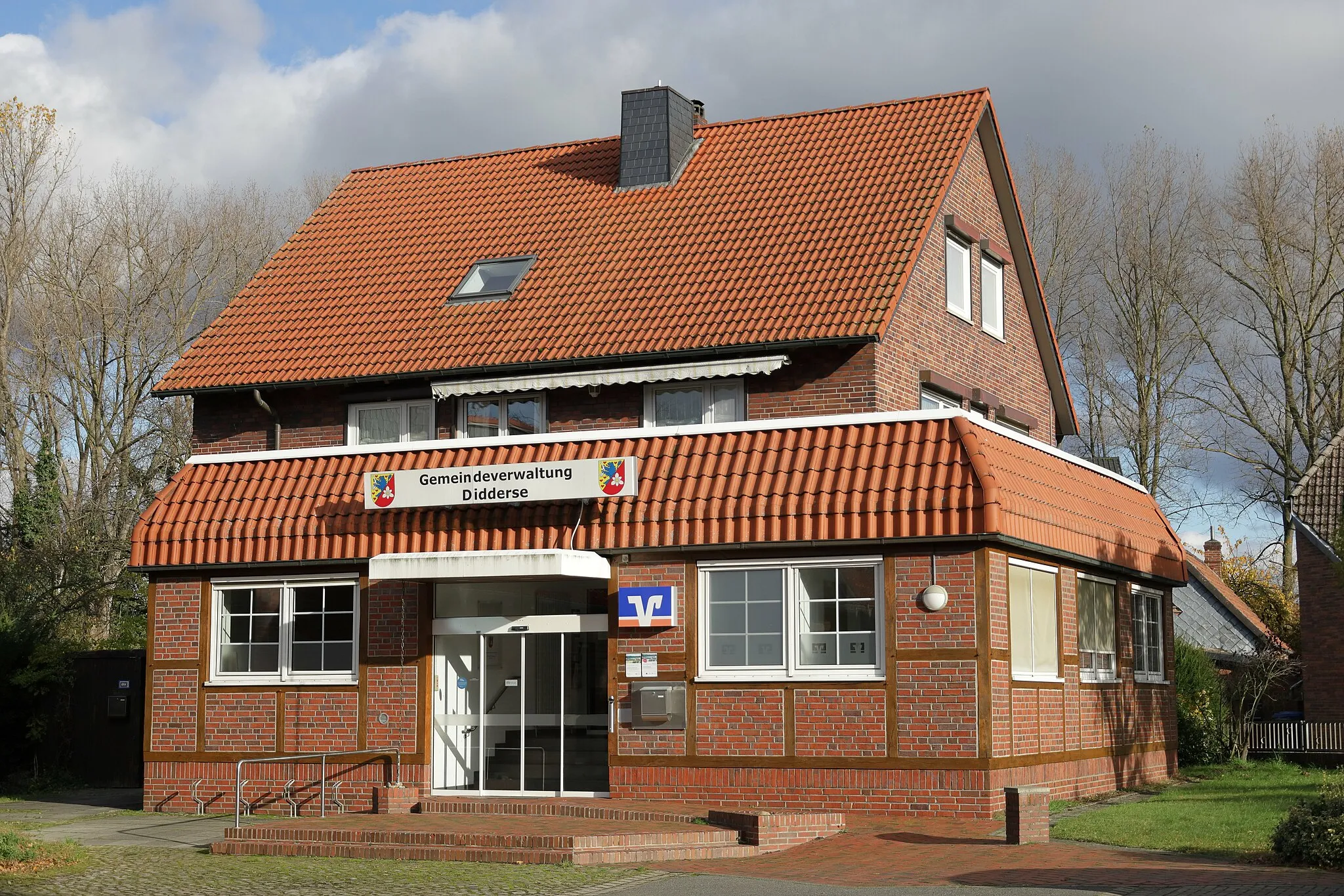 Photo showing: The municipal administration and Cooperative Bank in Didderse, Germany