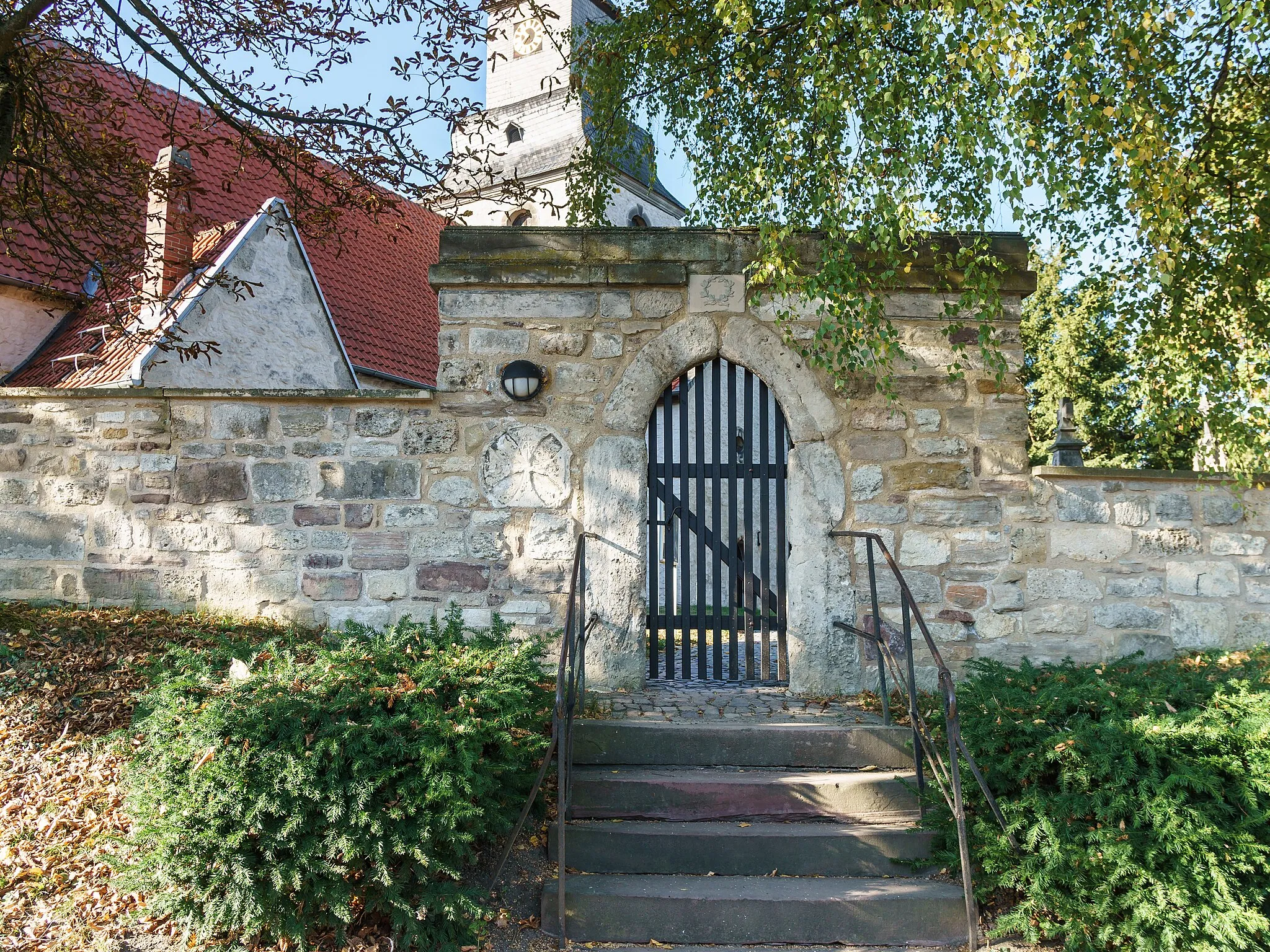 Photo showing: Scheibenkreuz links neben dem Haupteingang zum Kirchhof eingemauert in Roklum