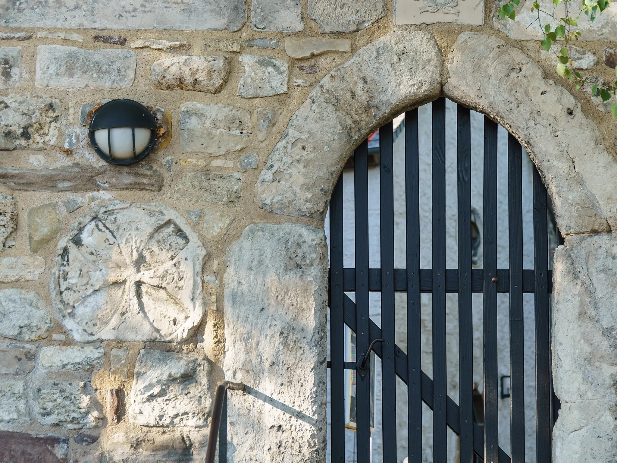 Photo showing: Scheibenkreuz links neben dem Haupteingang zum Kirchhof eingemauert in Roklum