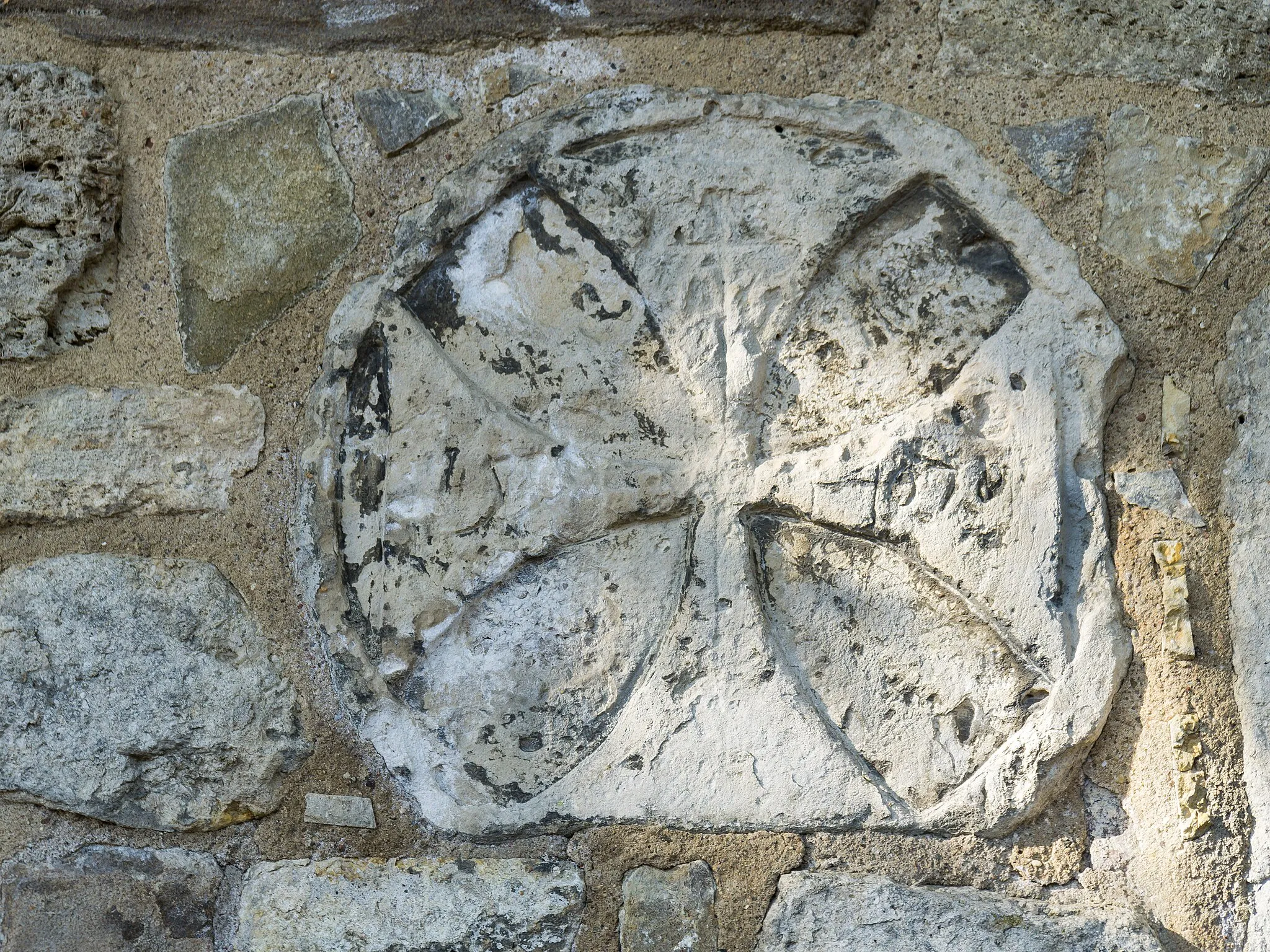 Photo showing: Scheibenkreuz links neben dem Haupteingang zum Kirchhof eingemauert in Roklum