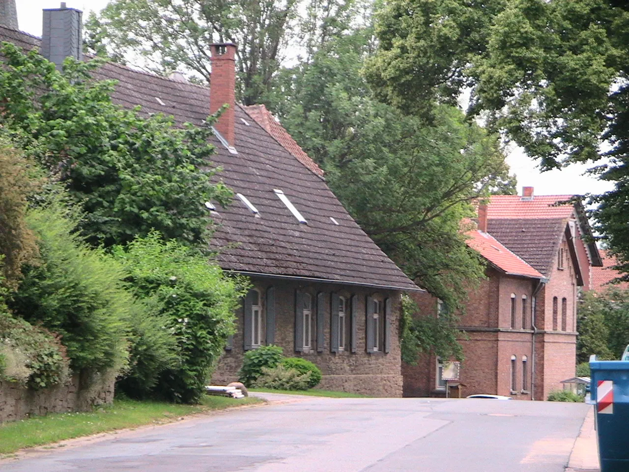 Photo showing: Barnstorf (Uehrde): Wirtschaftsgebäude des ehem. fürstl. Vorwerks (Domäne), dahinter das alte Schulgebäude