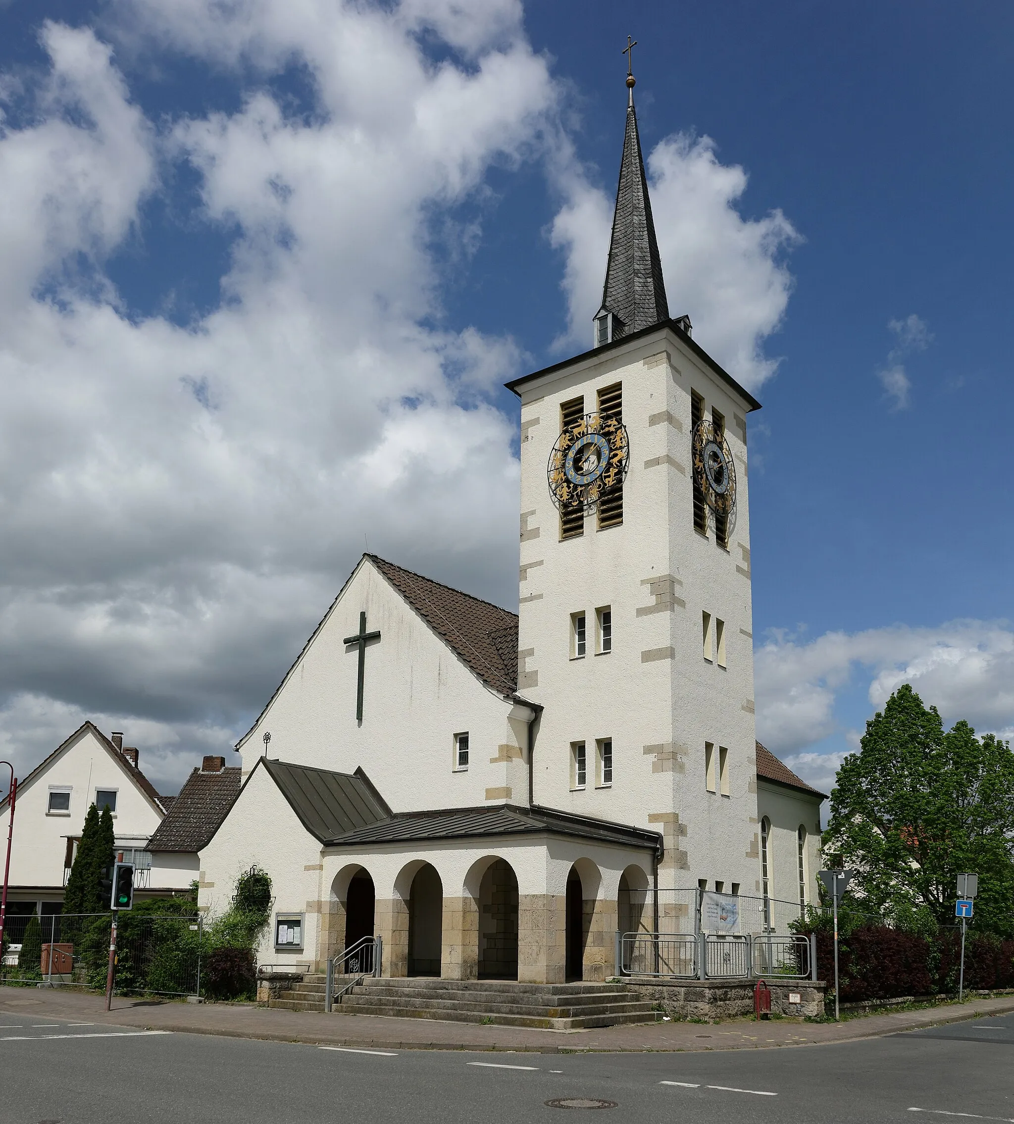 Photo showing: The Evangelical Lutheran Church of Peace in Kreiensen, Germany. The building, constructed in 1935, has been closed since May 2021 due to the risk of collapse.