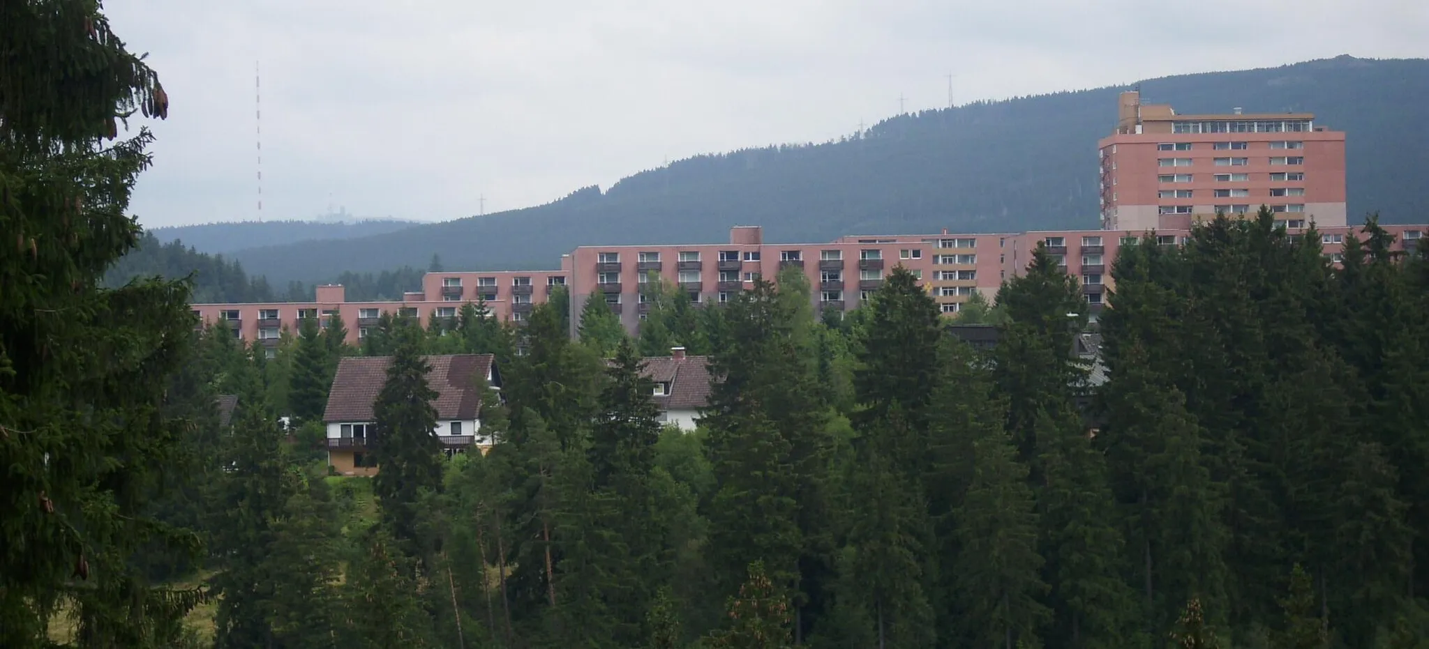 Photo showing: Blick von Westen über Altenau in Richtung Brocken