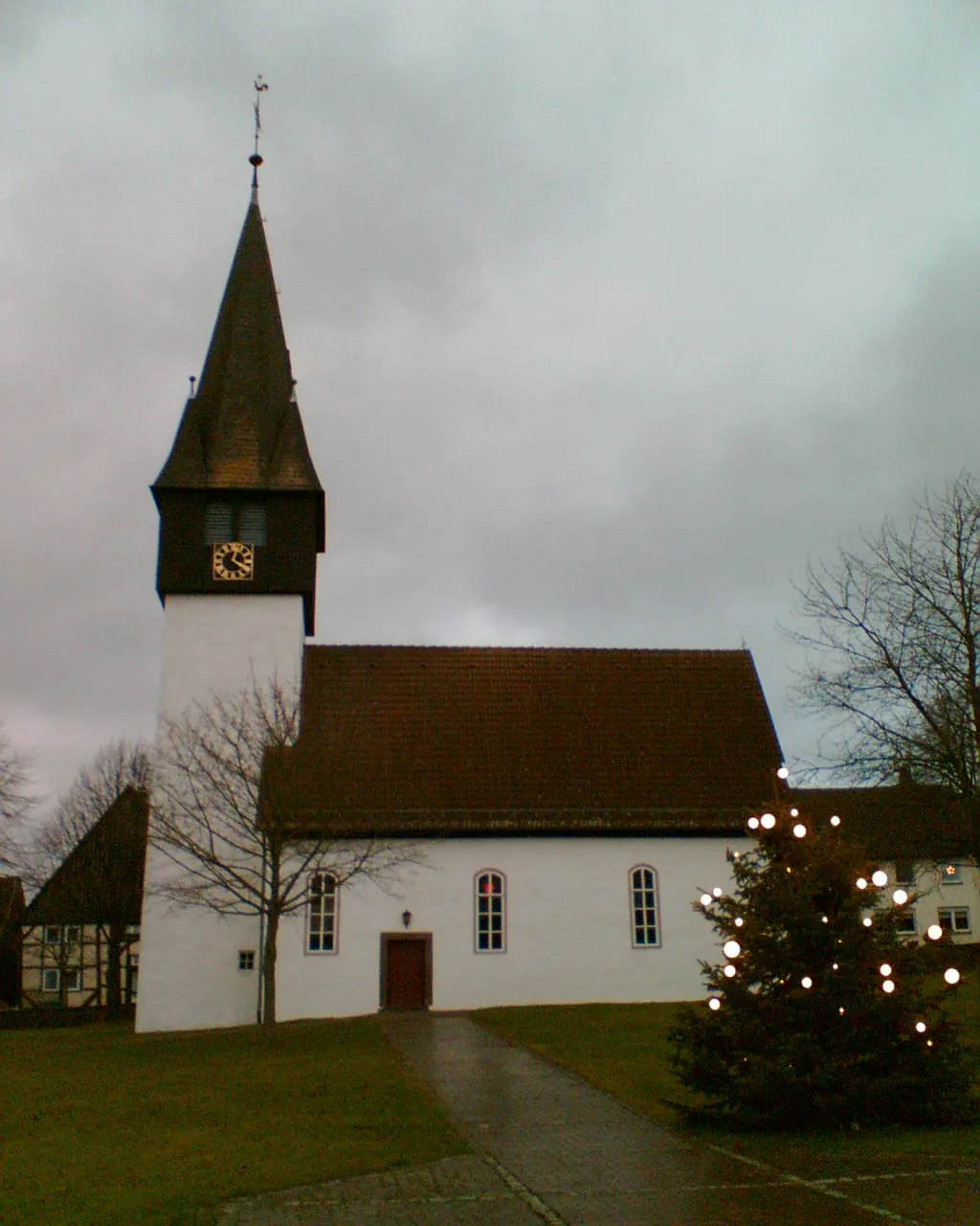 Photo showing: church in Derental, Solling hills, Germany, christmas tree in front of church
