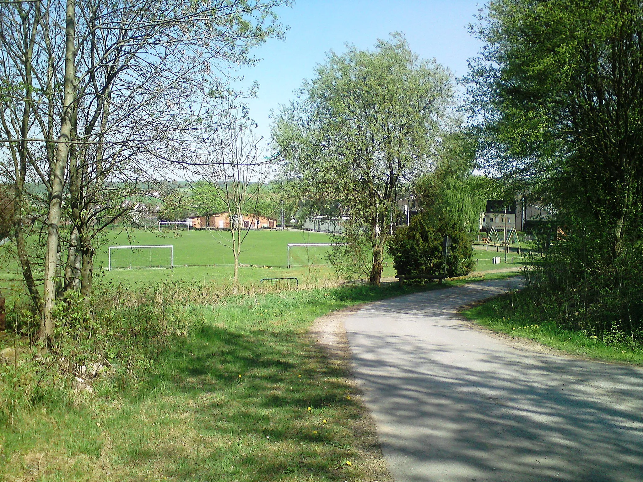 Photo showing: Blick auf den Sportplatz in Derental