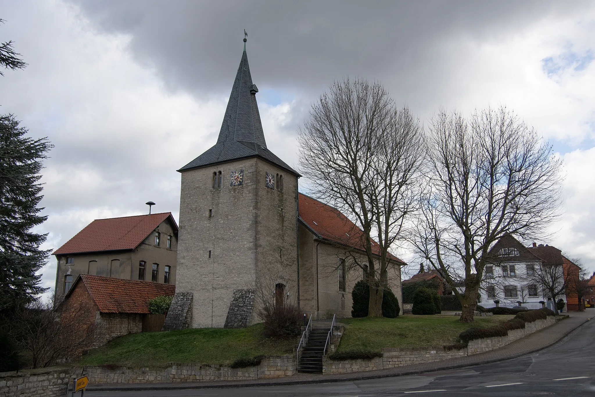 Photo showing: Warberg in Niedersachsen. Die St. Georg Kirche in Warberg steht unter Denkmalschutz. Der Turm wurde 1374 erbaut, die Kirche kam später hinzu.