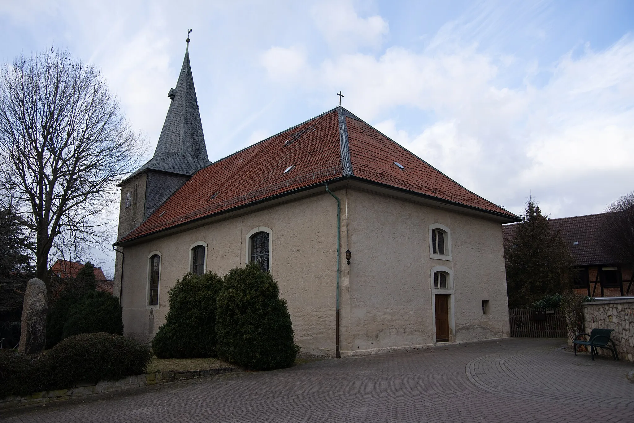 Photo showing: Warberg in Niedersachsen. Die St. Georg Kirche in Warberg steht unter Denkmalschutz. Der Turm wurde 1374 erbaut, die Kirche kam später hinzu.