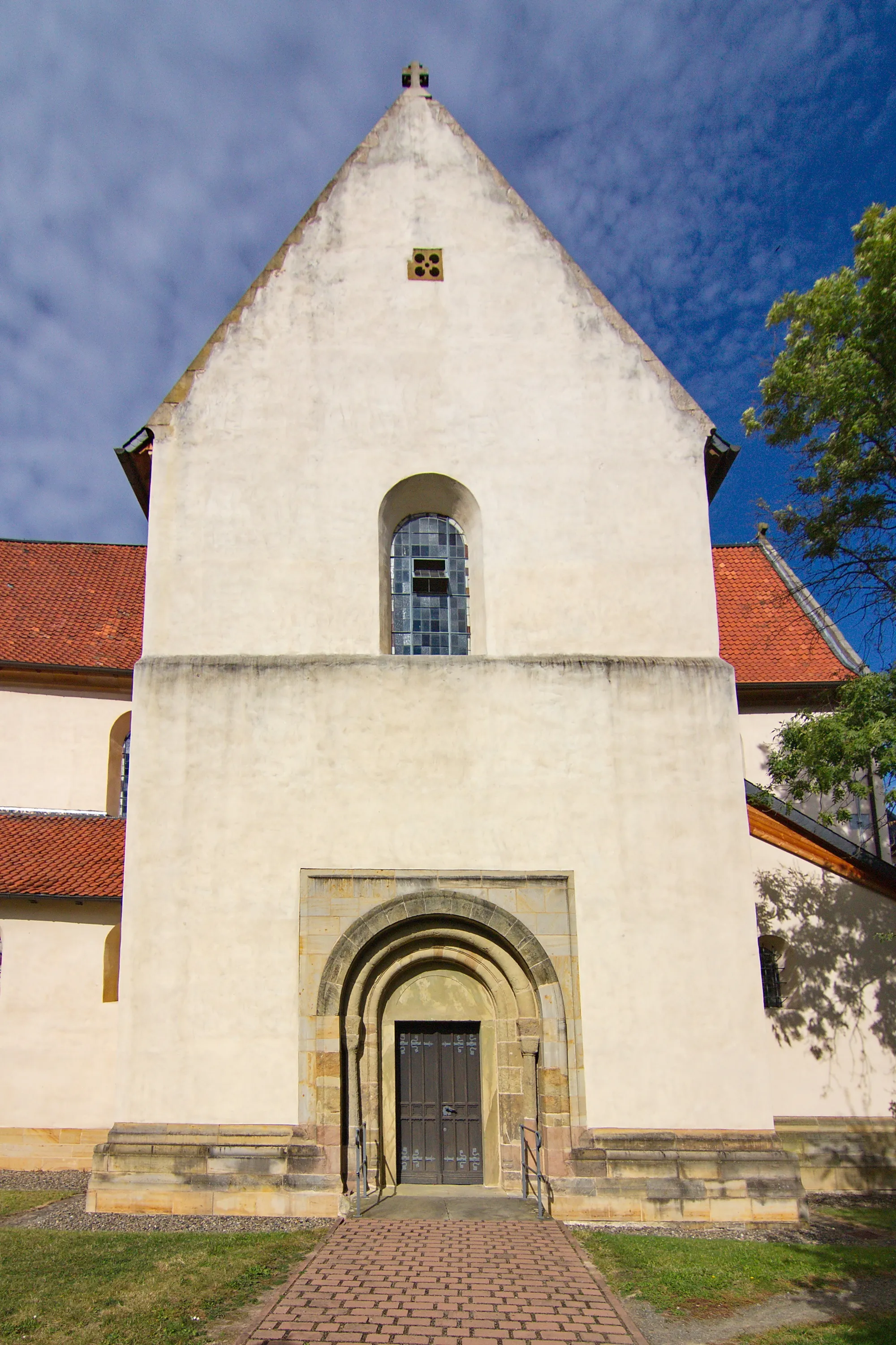 Photo showing: Die katholische Kirche St. Peter und Paul aus dem 12. Jahrhundert ist die größte Kirche in Heiningen, sie gehört seit 2006 zur Pfarrgemeinde St. Petrus in Wolfenbüttel.