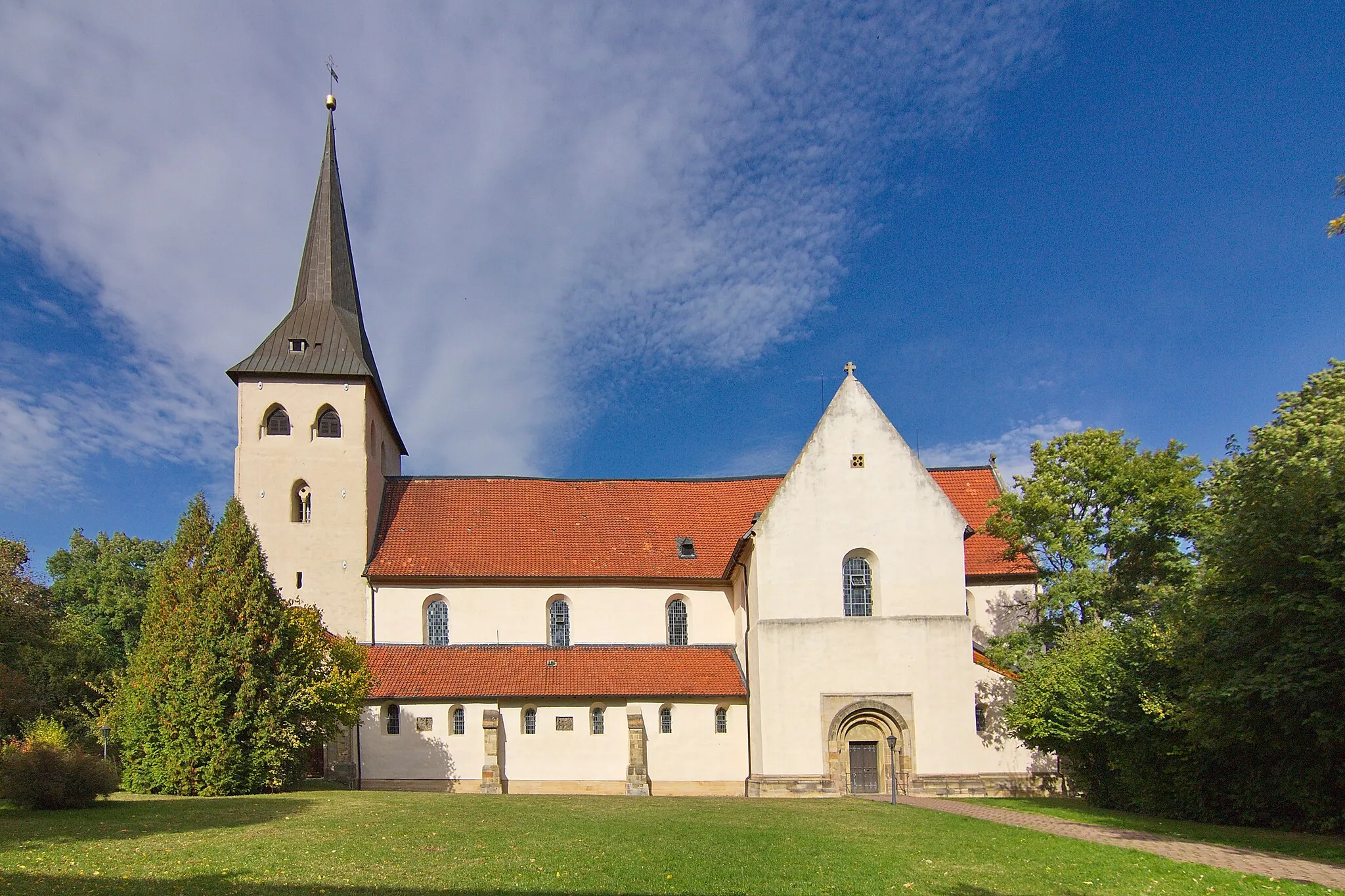 Photo showing: Die katholische Kirche St. Peter und Paul aus dem 12. Jahrhundert ist die größte Kirche in Heiningen, sie gehört seit 2006 zur Pfarrgemeinde St. Petrus in Wolfenbüttel.