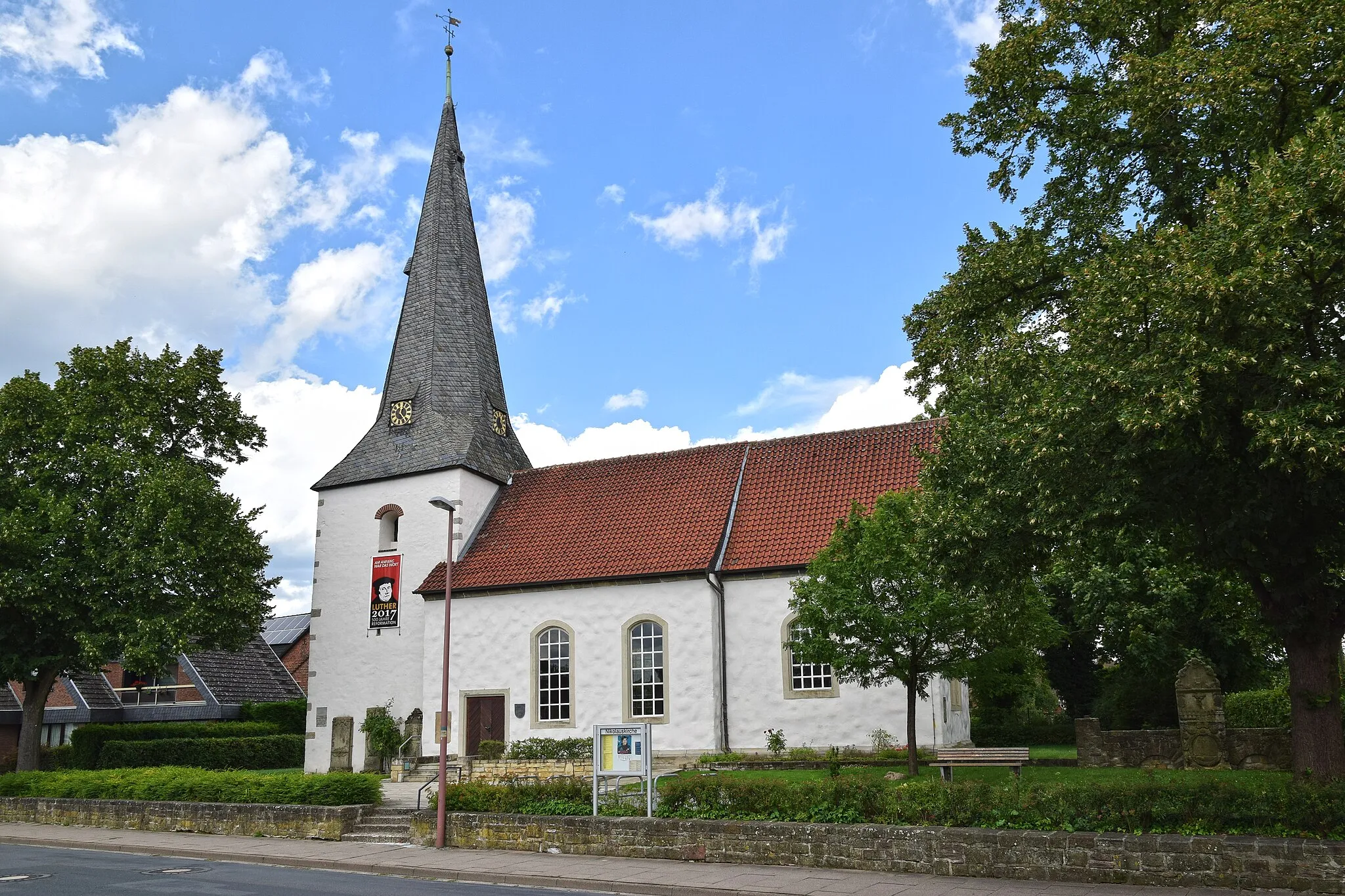 Photo showing: Die Nikolauskirche in der Osterstraße in Lehrte