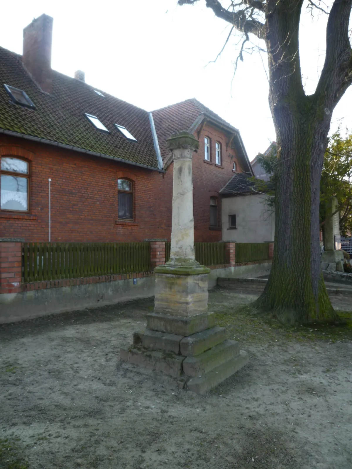Photo showing: Kriegerdenkmal in Mannhausen (Calvörde), Deutsch-Französischer Krieg 1870/1871 Seitenansicht