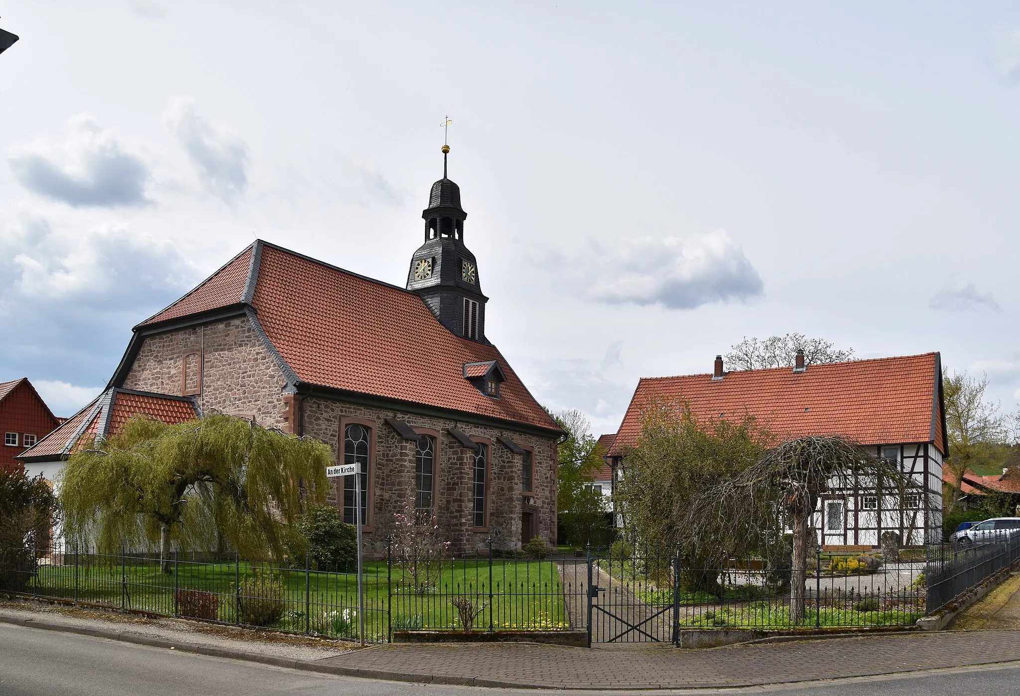 Photo showing: Kirchhof der Ev. Kirche St. Georg in Eisdorf