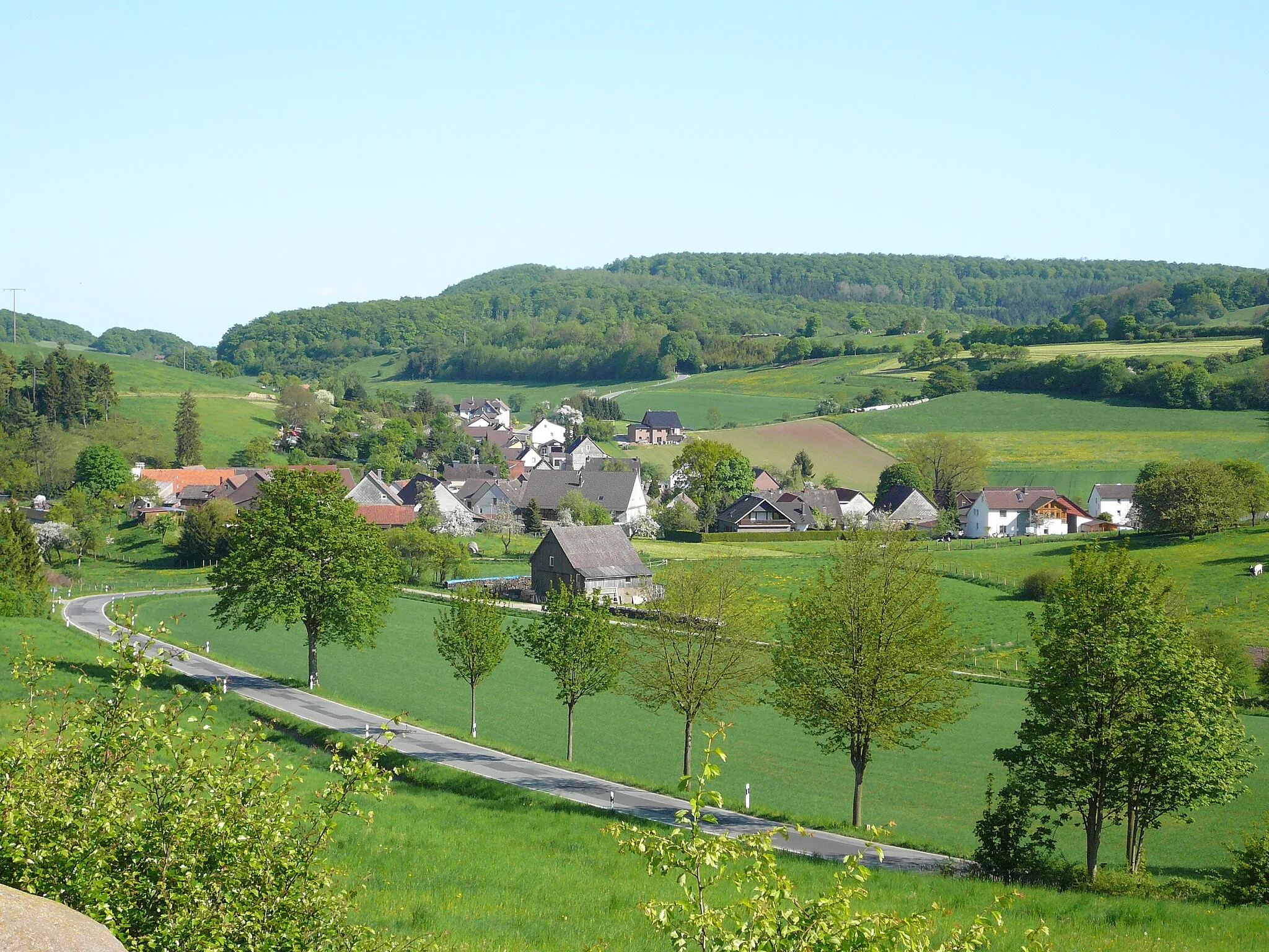 Photo showing: Blick von Nordwesten auf Linnenkamp, Gemeinde Wangelnstedt, Landkreis Holzminden