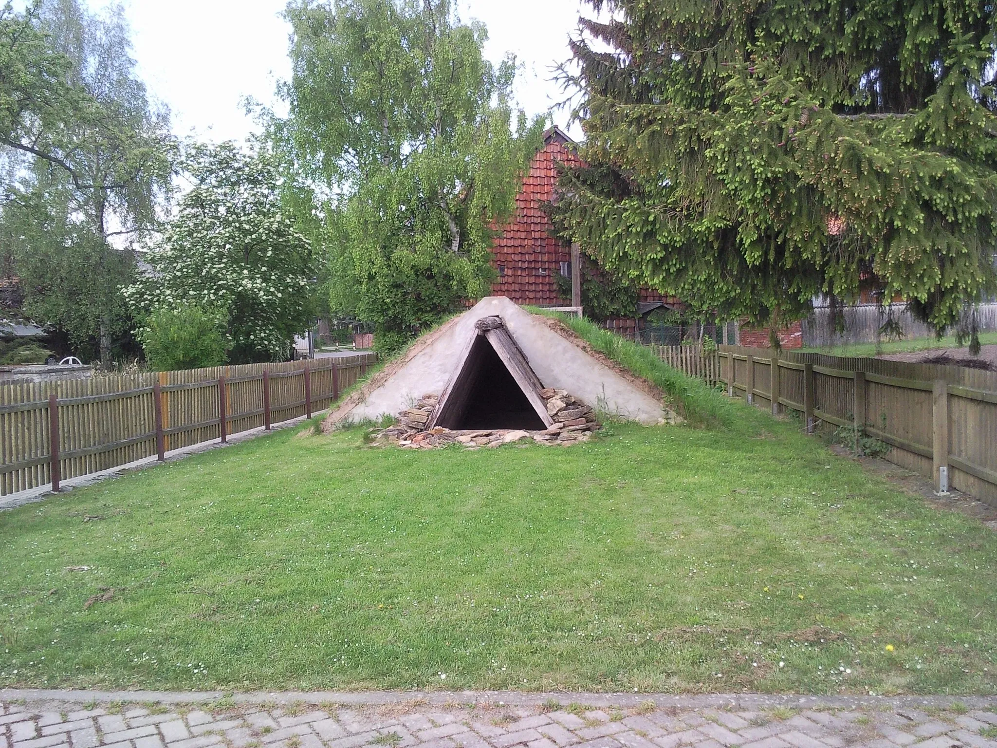 Photo showing: Neolithic grave-chamber in Remlingen (Lower Saxony)