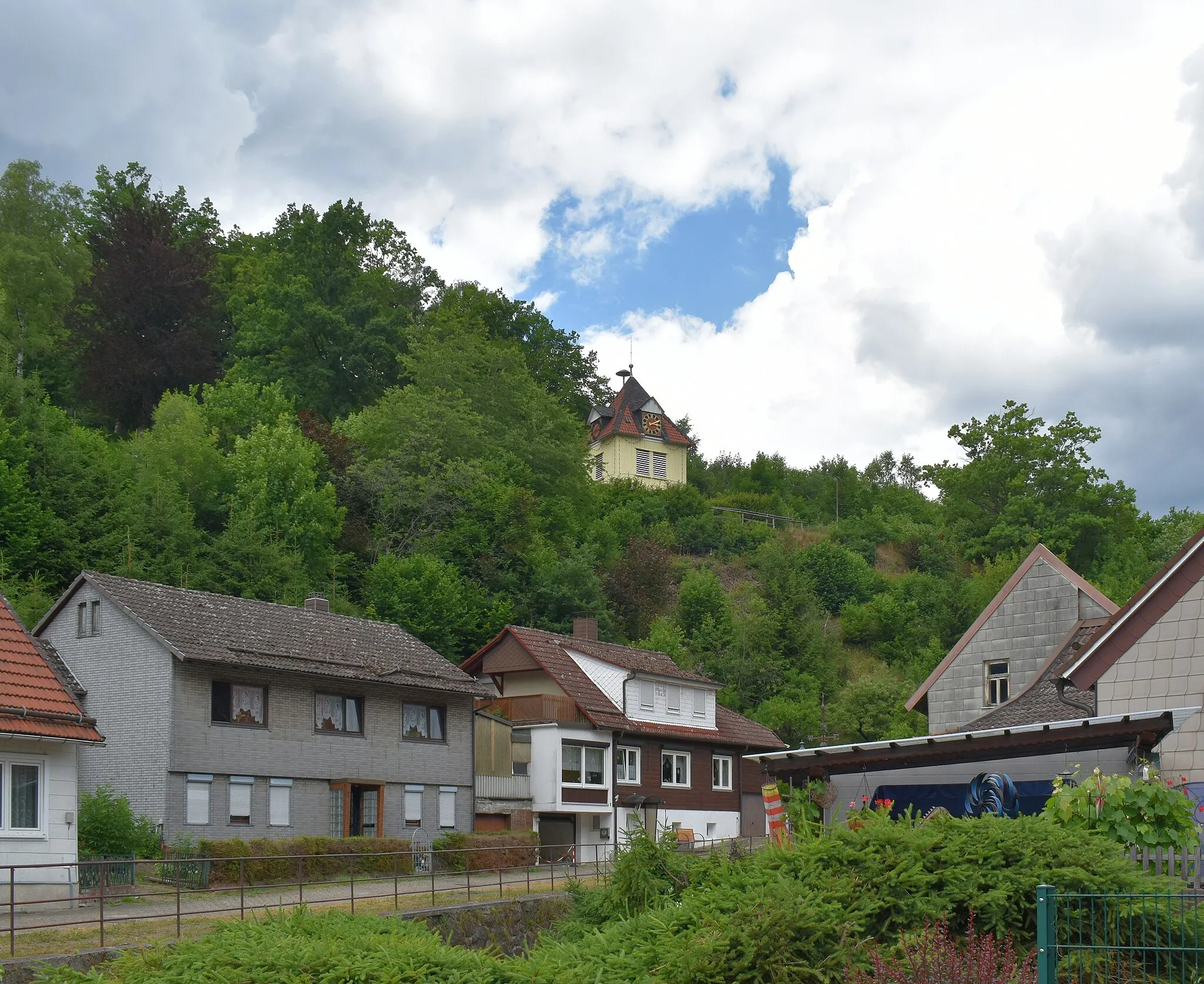 Photo showing: Blick zu den Häusern am Bohlweg und dem Glockenturm in Wieda