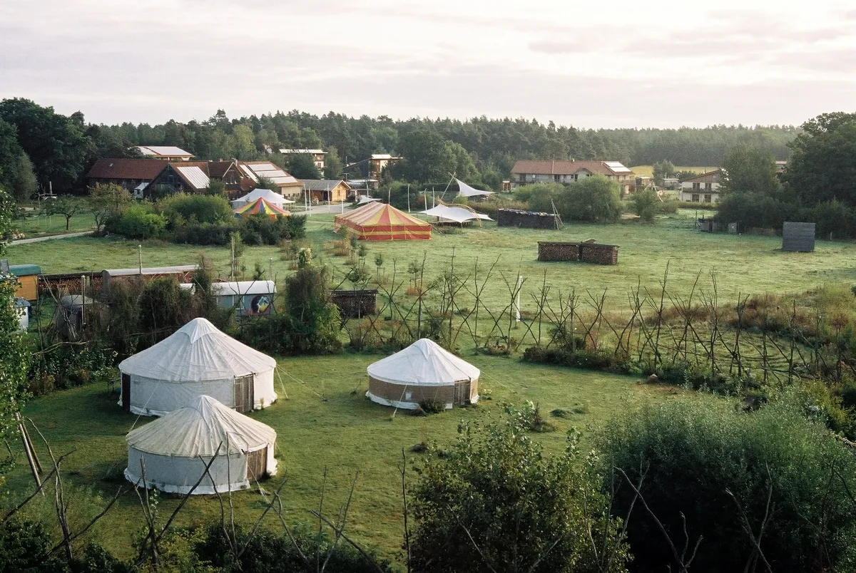 Photo showing: Sieben Linden Ecovillage behind the yurts of "Globolo"