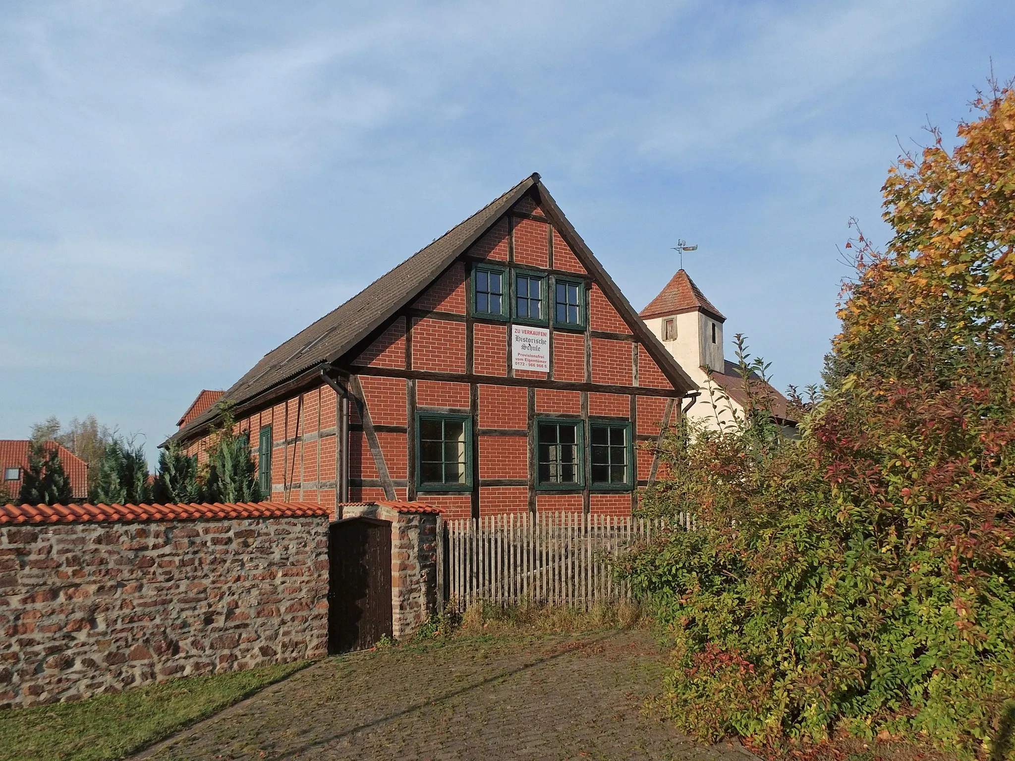 Photo showing: Ehemalige Schule in Everingen, rechts im Hintergrund evangelische Kirche