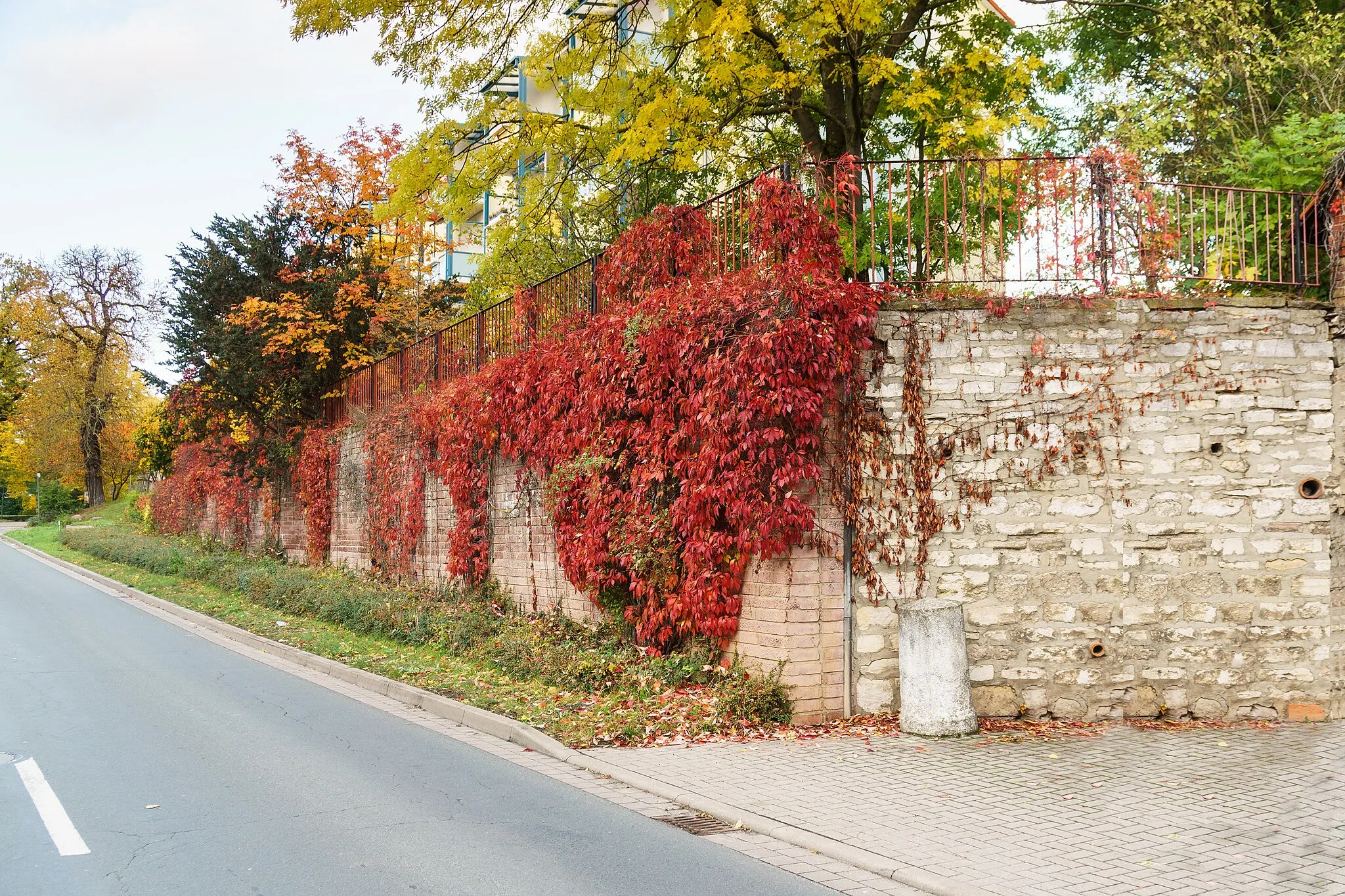 Photo showing: Preußischer Rundsockelstein an der Bahnhofstraße, vor der Hofeinfahrt Teichstraße 1 in Hötensleben
