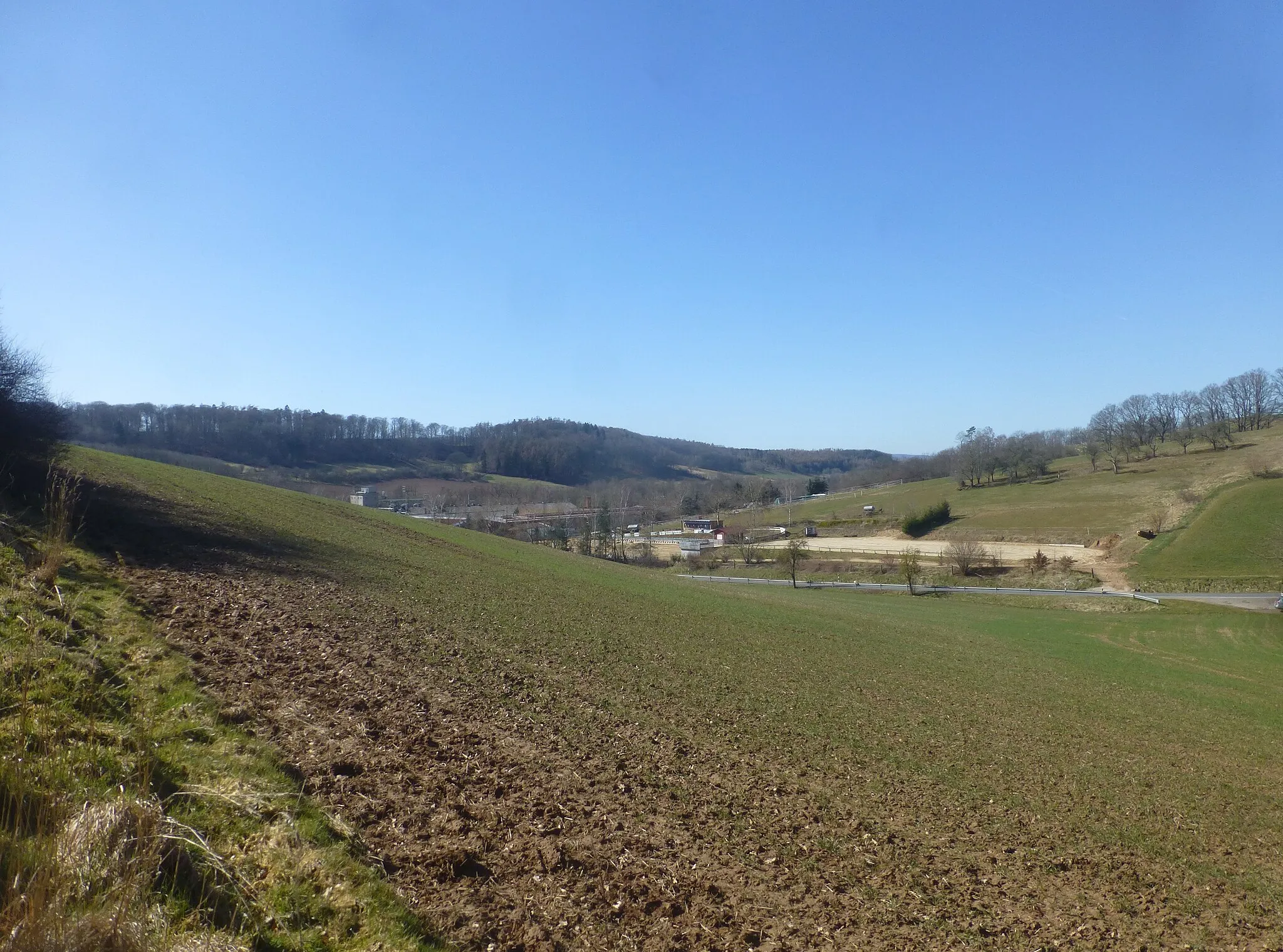 Photo showing: Das Hessental mit dem Hessenbach bei Uder in Richtung Uder, im Tal der Reiterhof Kobold