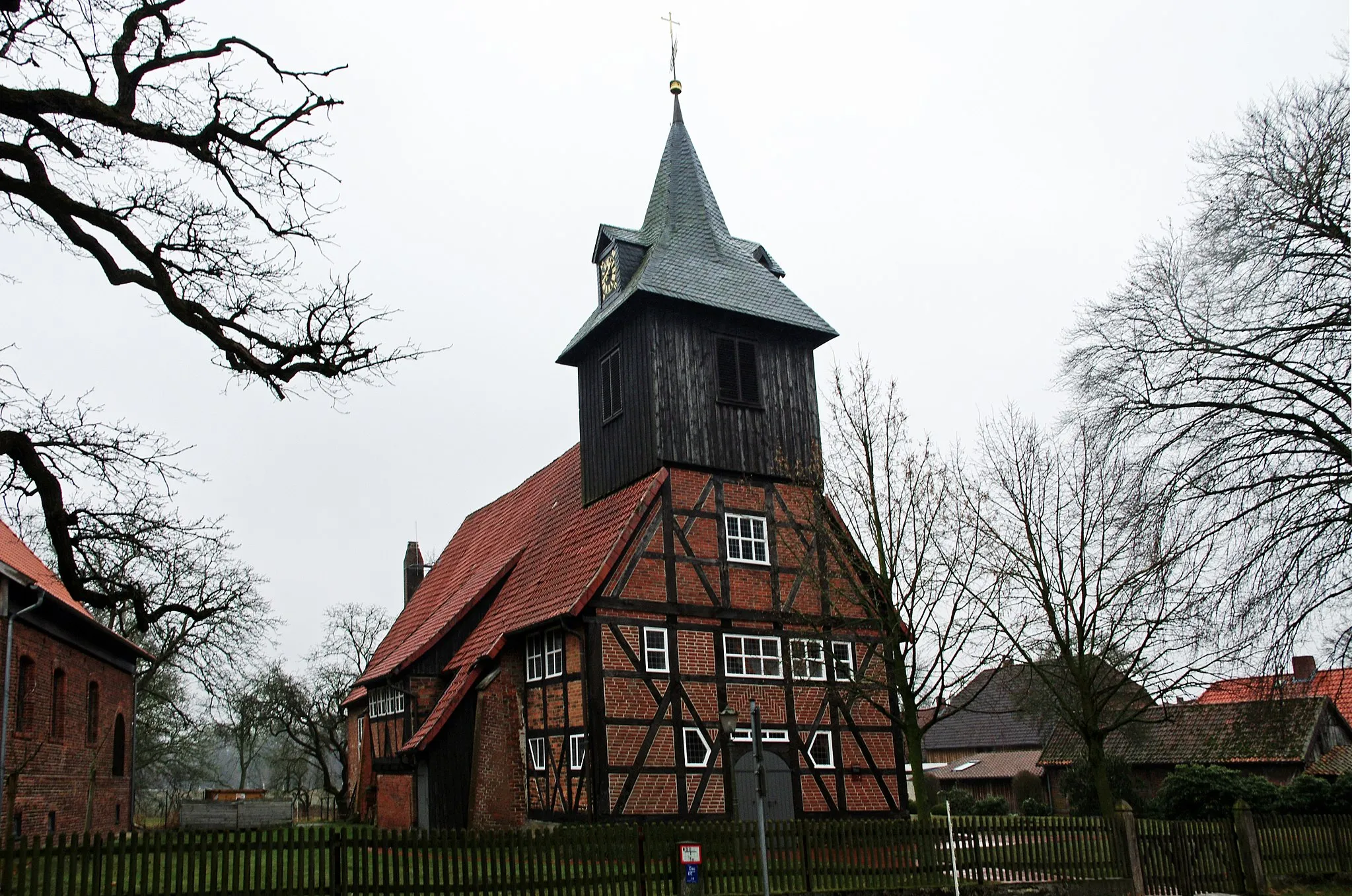 Photo showing: Langlingen im Landkreis Celle. Die Kirche befindet sich direkt am Gutshof und steht unter Denkmalschutz.