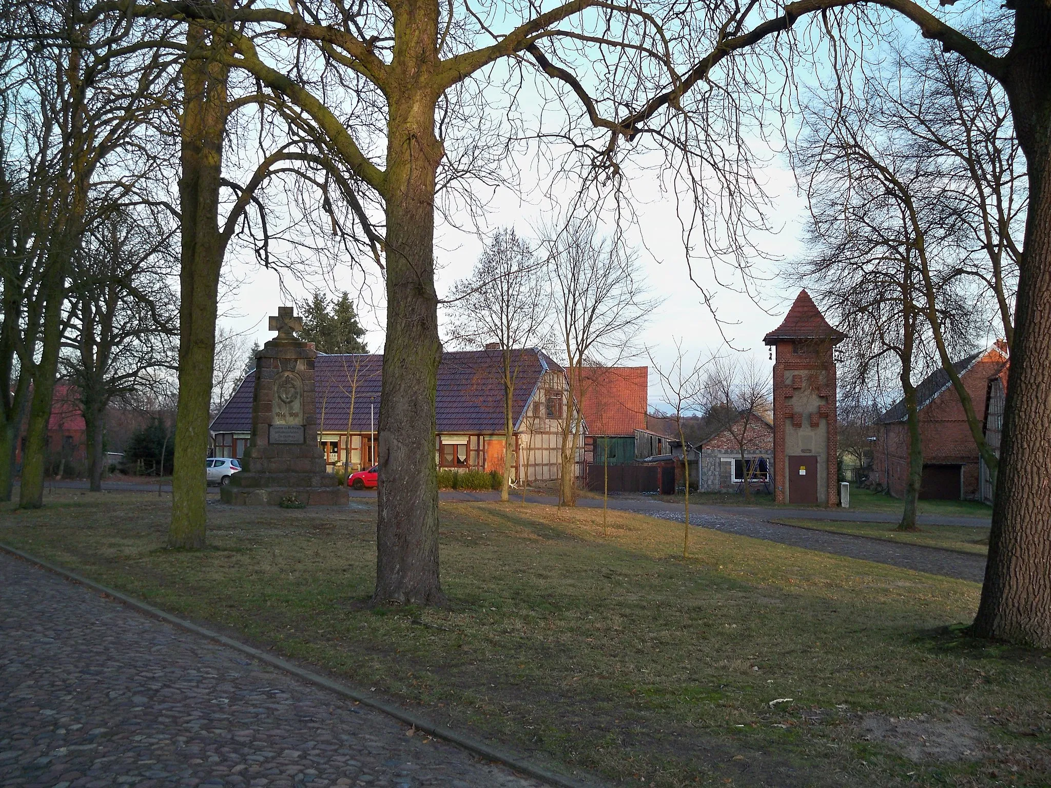 Photo showing: Tangeln, Saxony-Anhalt, village centre with warrior memorial monument