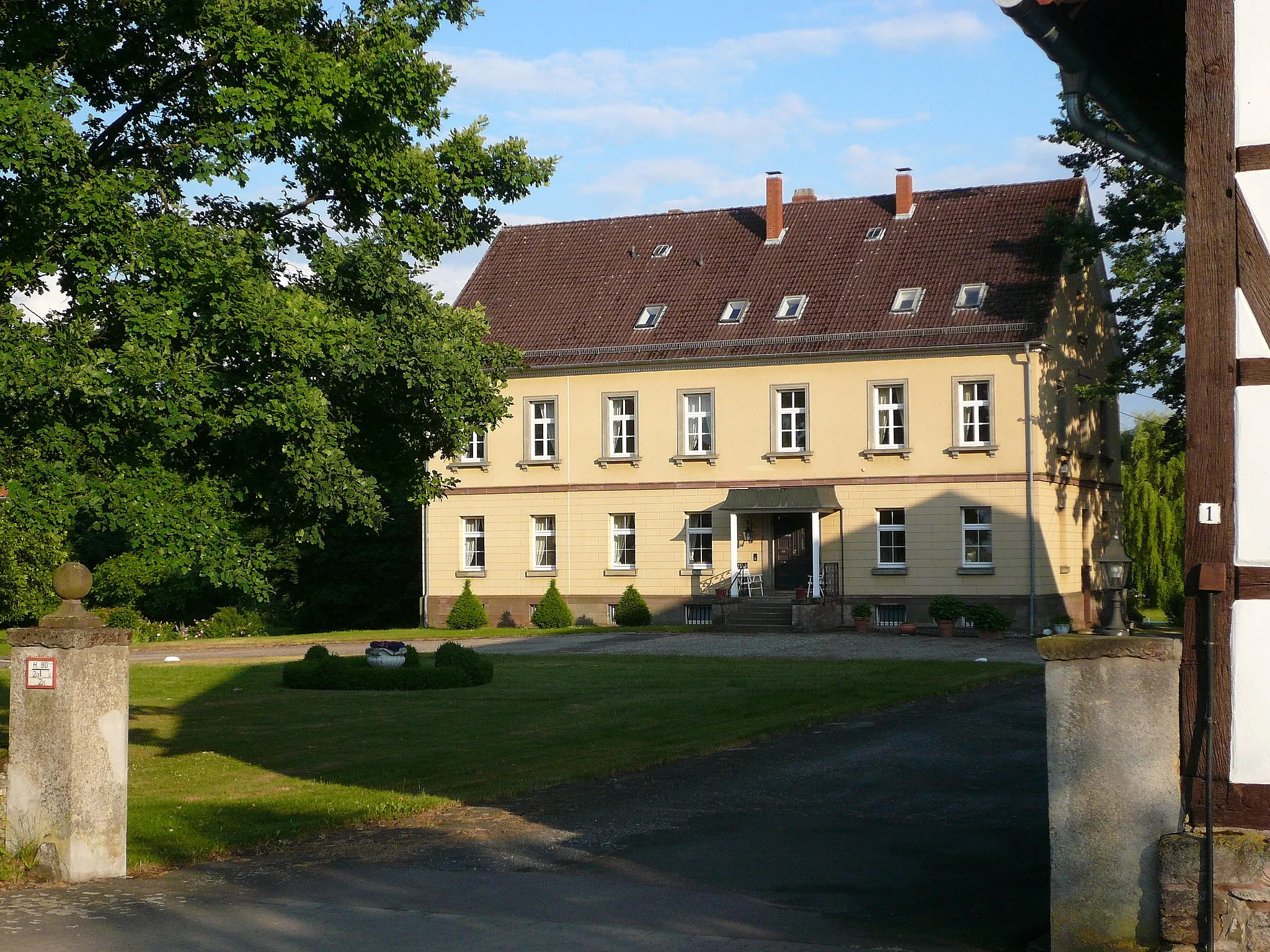 Photo showing: Pächterwohnhaus des Ritterguts Parensen, Flecken Nörten-Hardenberg, Südniedersachsen. Verputzter Kalktuffbau auf Sandsteinquadersockel, Erdgeschoss mit Scheinquaderung. Erbaut 1848, 1921 um zwei Achsen erweitert (Baudenkmale in Niedersachsen, Bd. 7.1, S. 200)