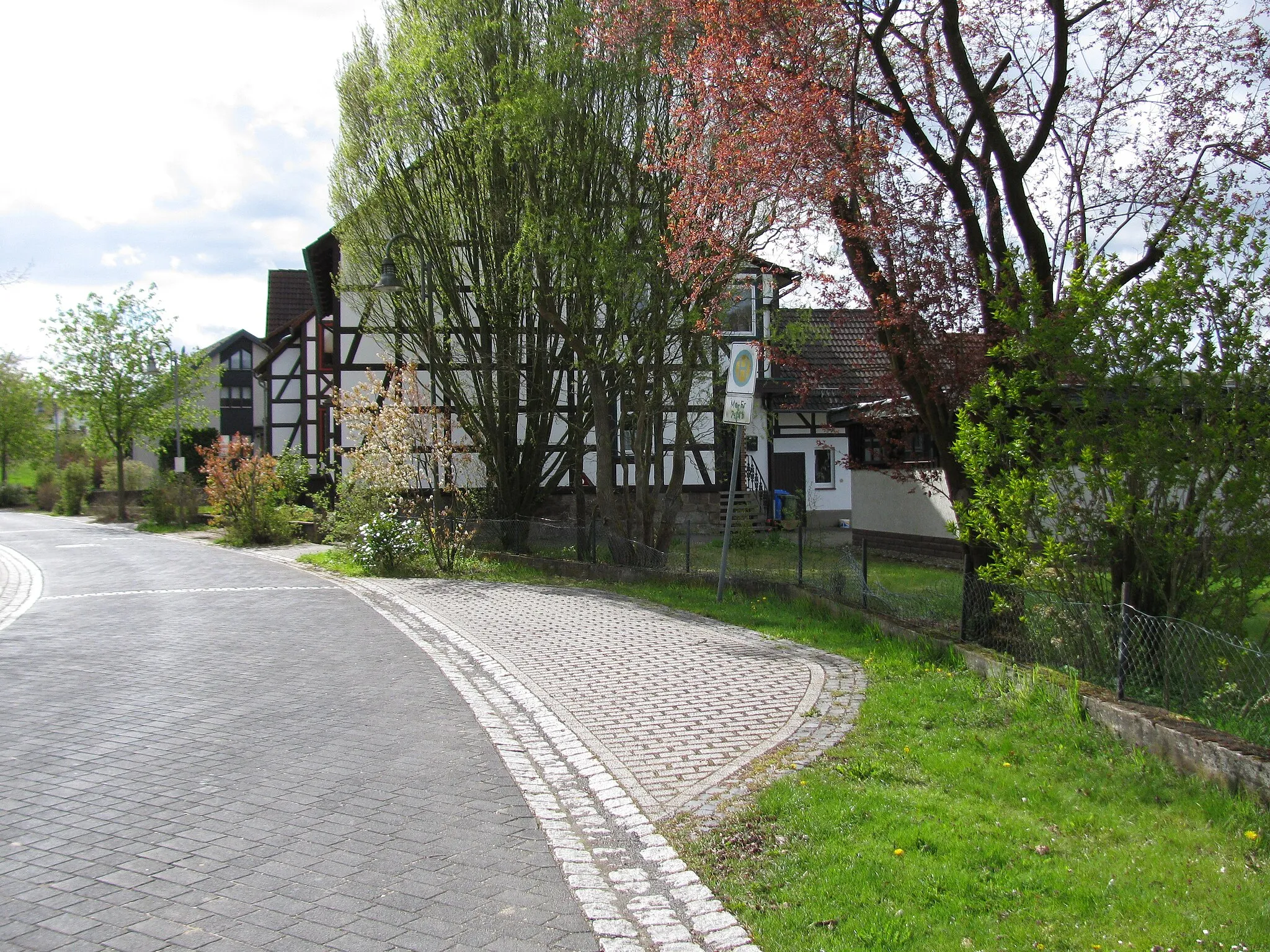 Photo showing: eine Haltebucht für den Schulbus gegenüber der Wendeschleife und Bushaltestelle Mühlenweg in Adelebsen-Erbsen