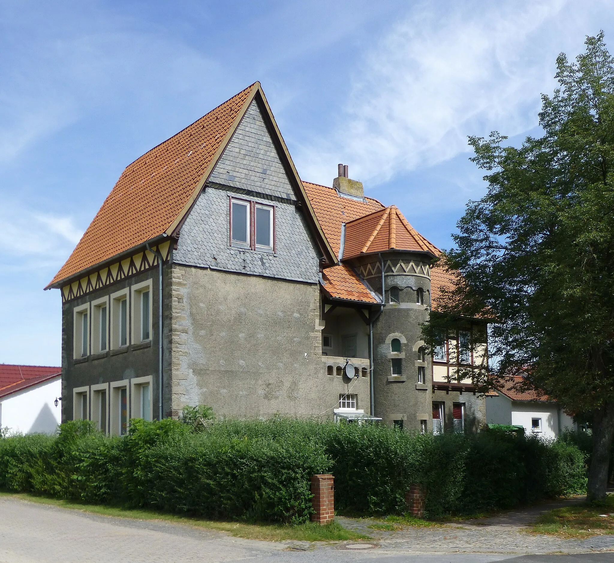 Photo showing: Ehemalige Schule in Lödingsen, Flecken Adelebsen, Südniedersachsen. Erbaut 1910