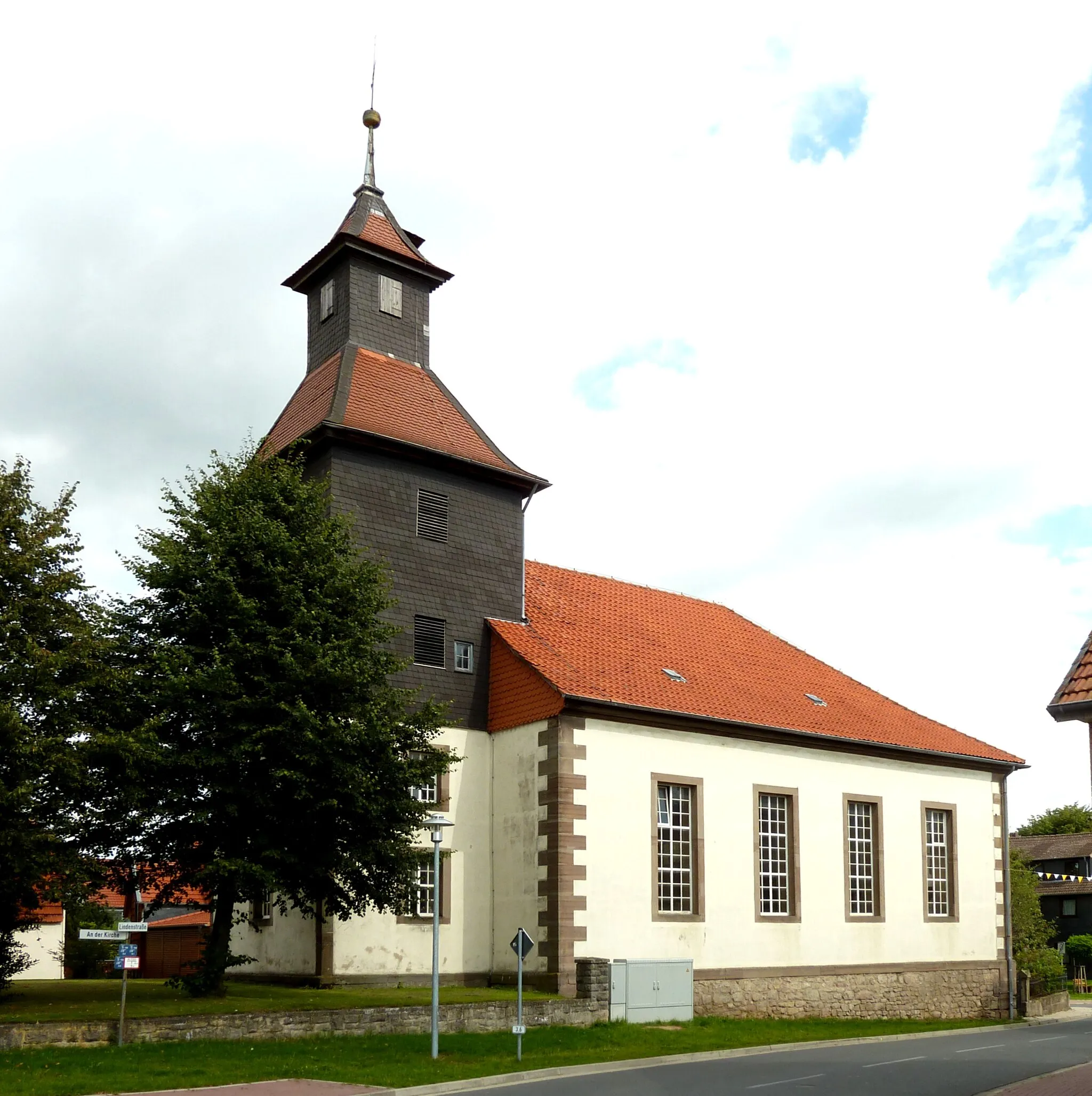 Photo showing: Evangelische Kirche in Mengershausen, Gemeinde Rosdorf, Landkreis Göttingen, Südniedersachsen. Erbaut 1793 durch Georg Heinrich Borheck. Klassizistischer schlichter Putzbau mit Eckquadern und Einfassungen aus Sandstein. Ansicht von Südwesten