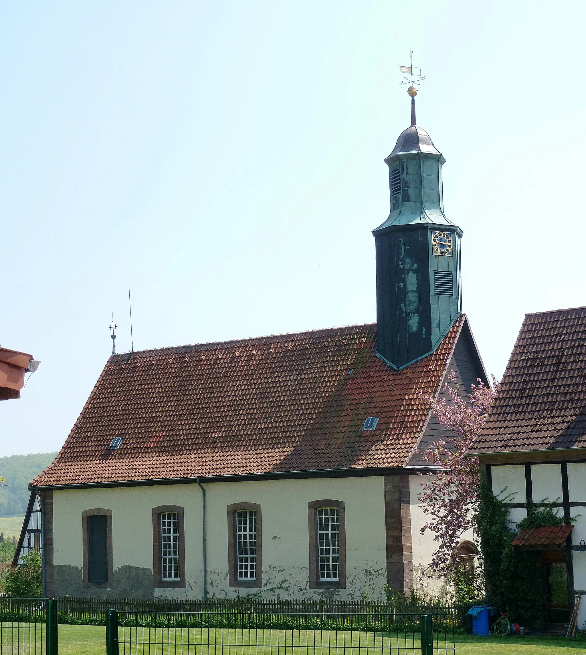 Photo showing: Ev.-luth. Kirche in Groß Lengden, Gemeinde Gleichen, Südniedersachsen. Wahrscheinlich Mitte des 18. Jahrhunderts errichtet. Im 1907 ausgemalten Innenraum befindet sich eine Kanzelaltarwand aus dem frühen 19. Jahrhundert.