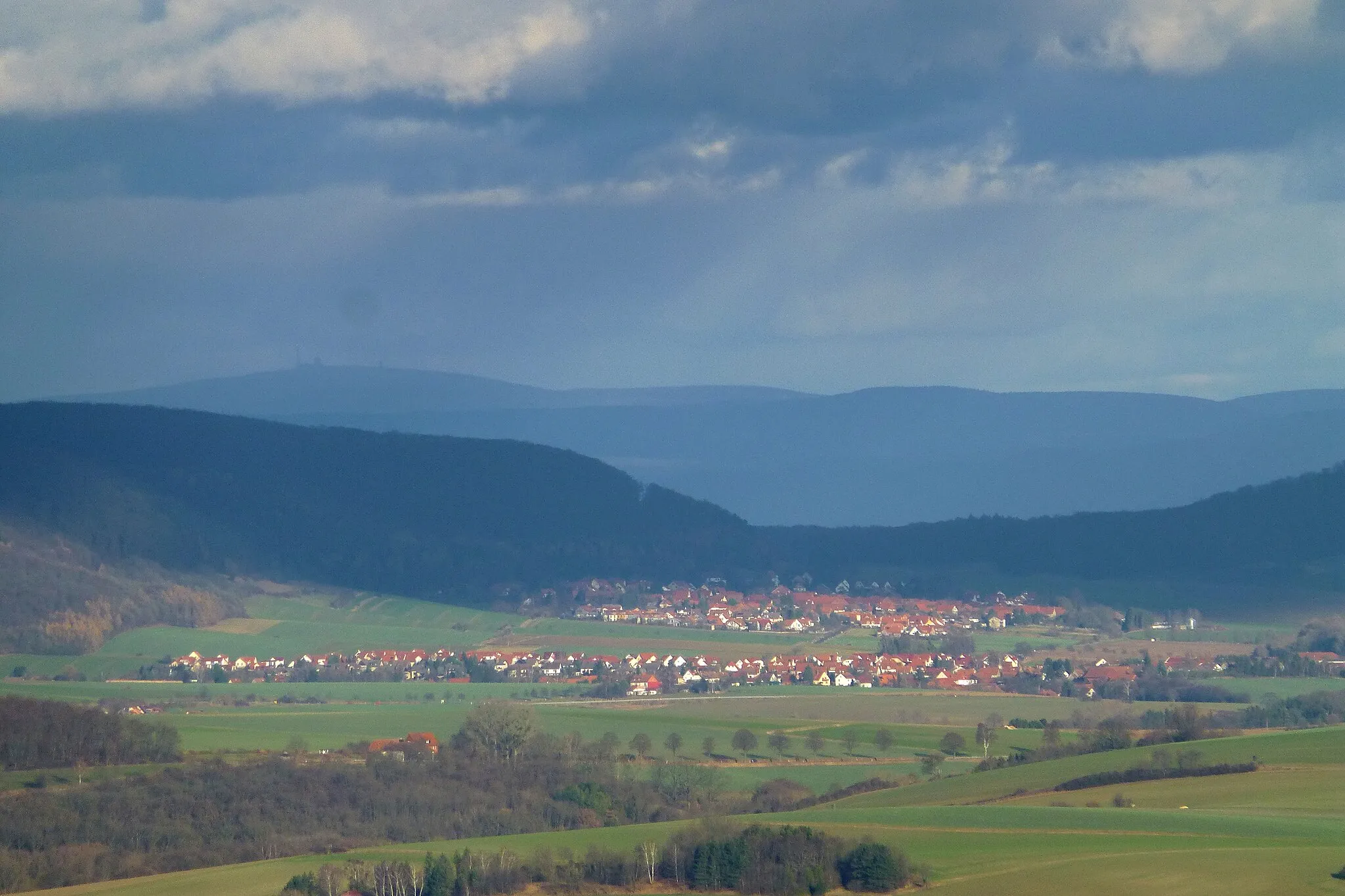 Photo showing: Blick vom Rieschenberg bei Deiderode (Südniedersachsen) auf Klein Lengden (vorn) und Groß Lengden (dahinter), links der südöstliche Göttinger Wald, im Hintergrund der Harz