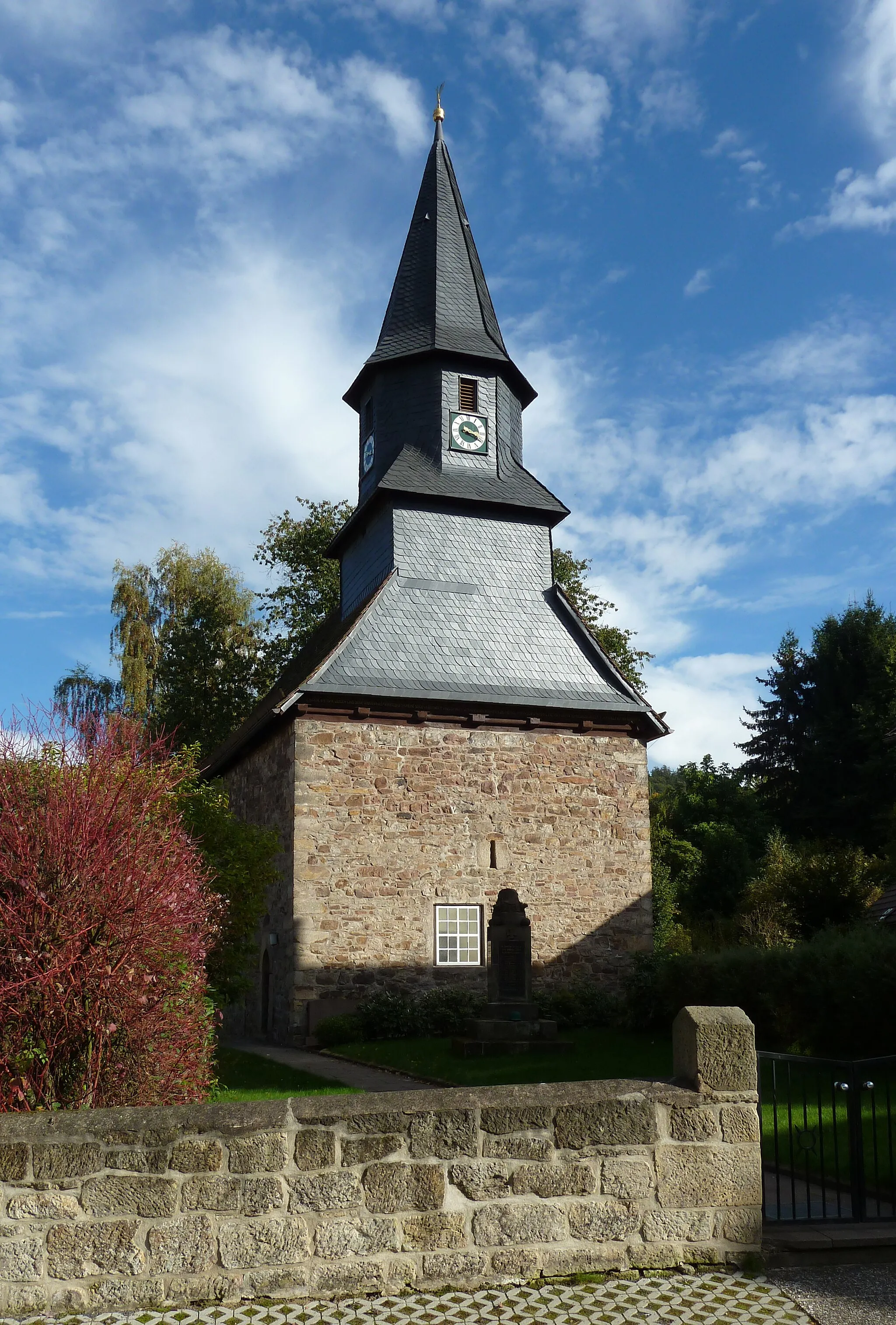 Photo showing: Ev.-luth. Kirche in Fürstenhagen, Stadt Uslar, Niedersachsen. Fast quadratischer Wehrturm des 13. Jahrhunderts (vorne) mit Fachwerkerweiterung nach Osten 1563, heutige Gestalt mit Turm nach dem Dreißgjährigen Krieg.