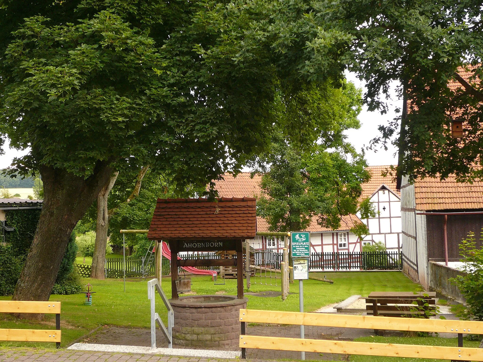 Photo showing: Brunnen "Ahornborn" und Spielplatz in Arenborn, Gemeinde Oberweser, Nordhessen