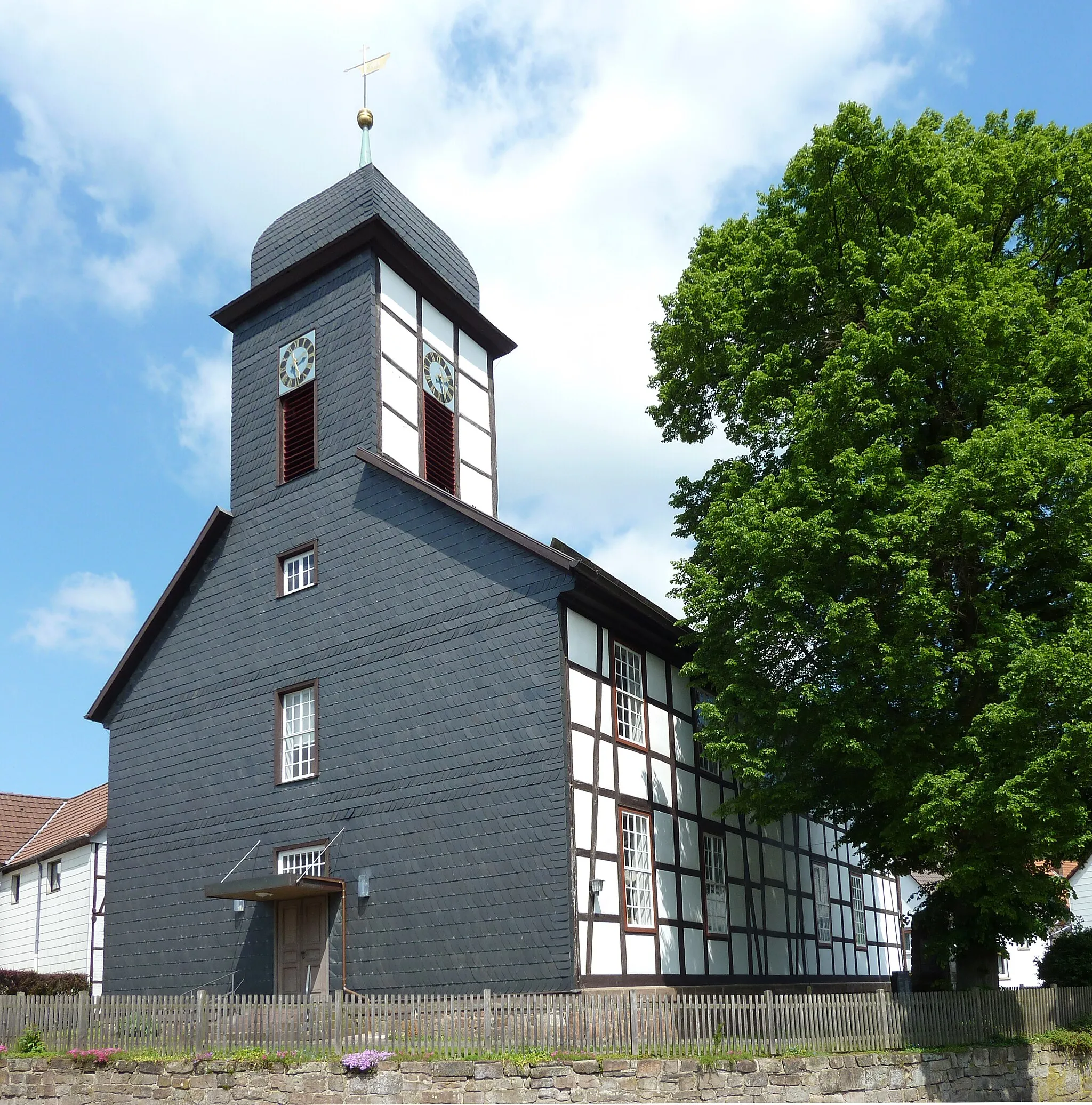 Photo showing: Ev.-luth. St. Georgkirche in Volpriehausen, Stadt Uslar, Niedersachsen. Schlichte klassizistische Fachwerkkirche, erbaut 1839/40, zweiseitig mit Schiefer behängt