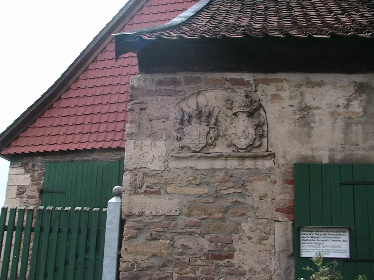 Photo showing: Barnstorf (Uehrde): ehemalige Vorwerksscheune mit Wappen von Herzog Heinrich Julius von Braunschweig